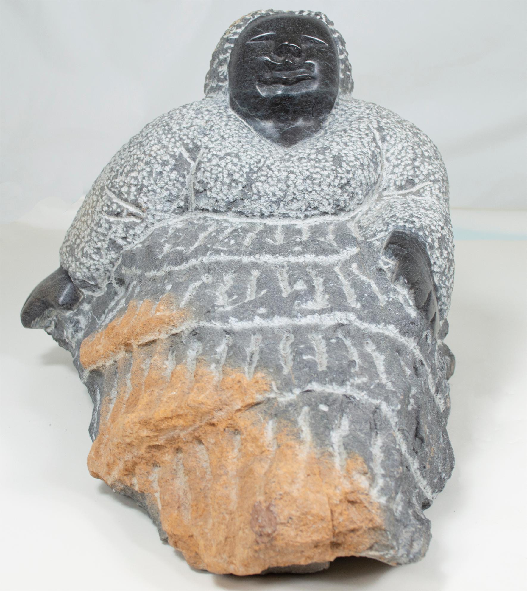 Mujer relajada' escultura original en piedra shona firmada por Colleen Madamombe en venta 1