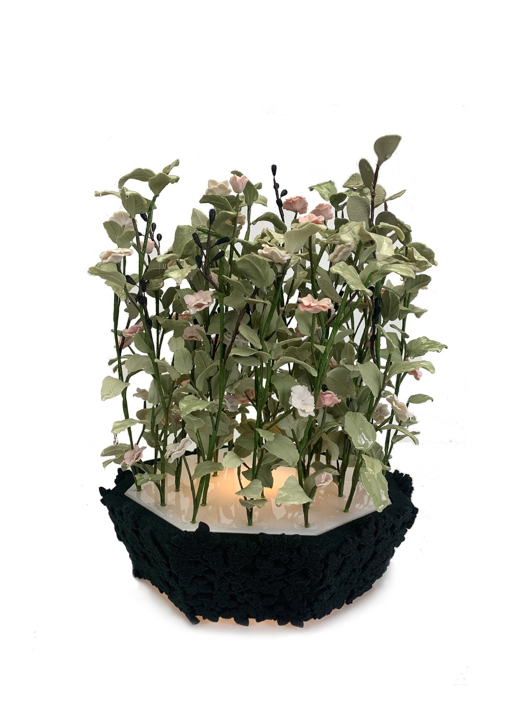 Zeitgenössische Skulptur-Installation Stillleben Florale Leuchte aus botanischem Porzellan