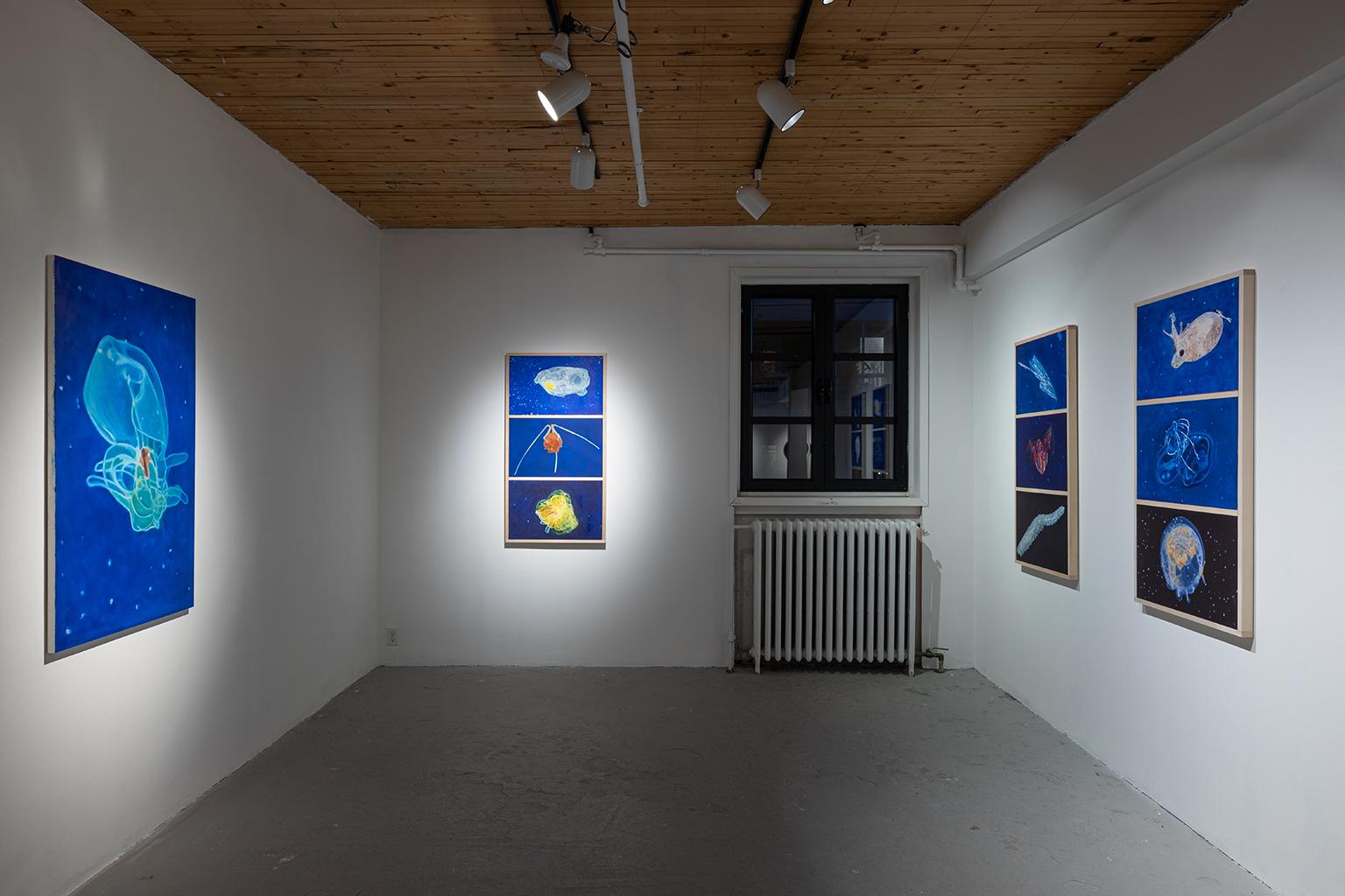 Con Into the Deep Blue Sea, la artista Colleen Wolstenholme, nacida en Nueva Escocia y residente en Nuevo Brunswick, presenta una serie de pinturas al óleo y dibujos a tinta de las profundidades marinas, acompañadas de una instalación de carpa con