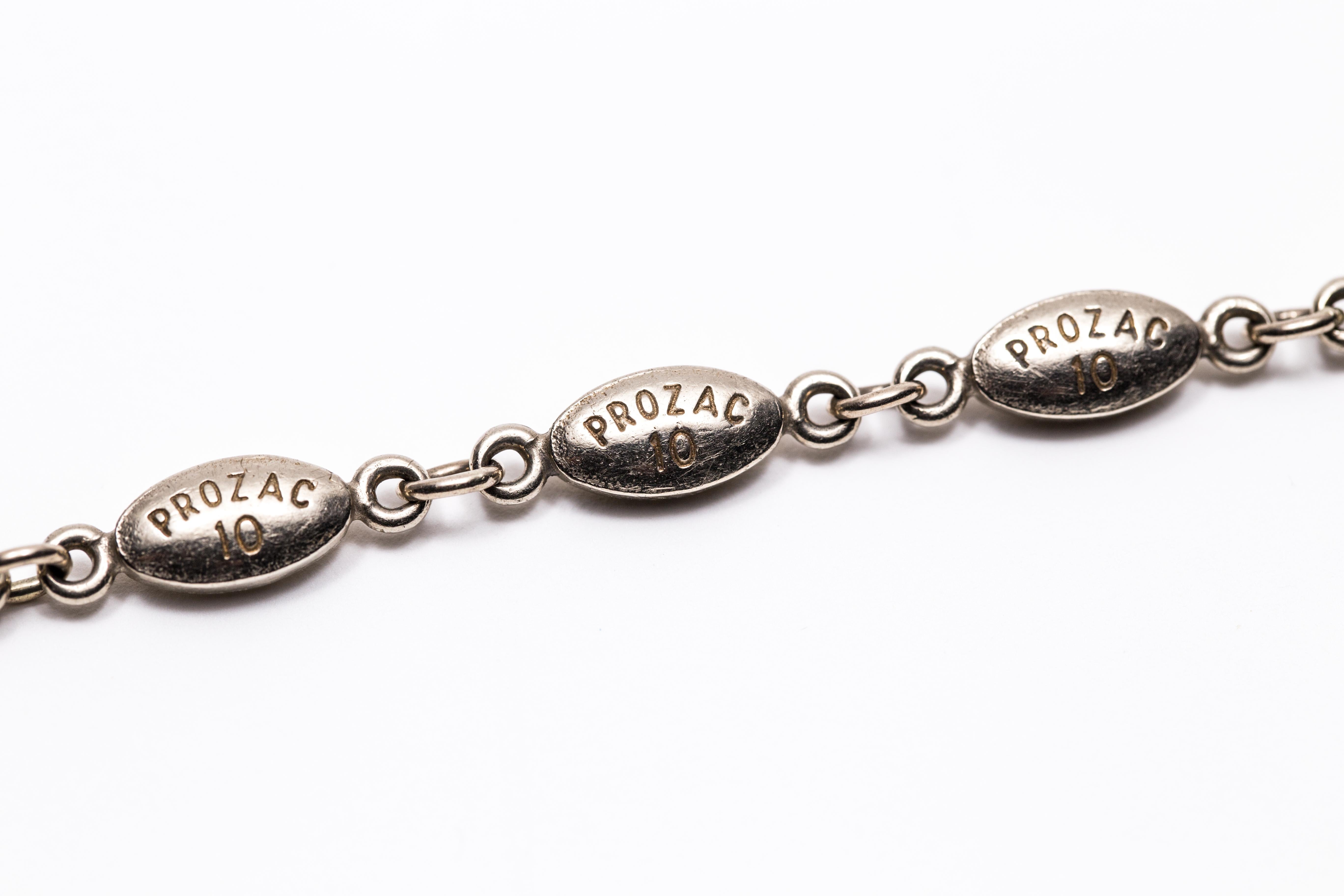 Sin título (brazalete 8 Prozac) - Sculpture de Colleen Wolstenholme