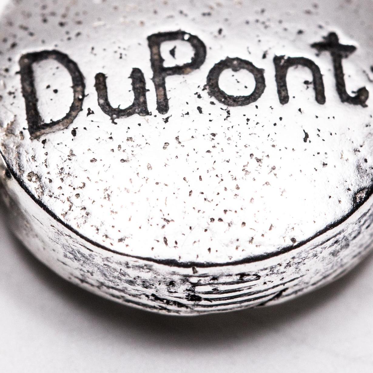 Anhänger ohne Titel (DuPont Percodan)  (Silber), Figurative Sculpture, von Colleen Wolstenholme