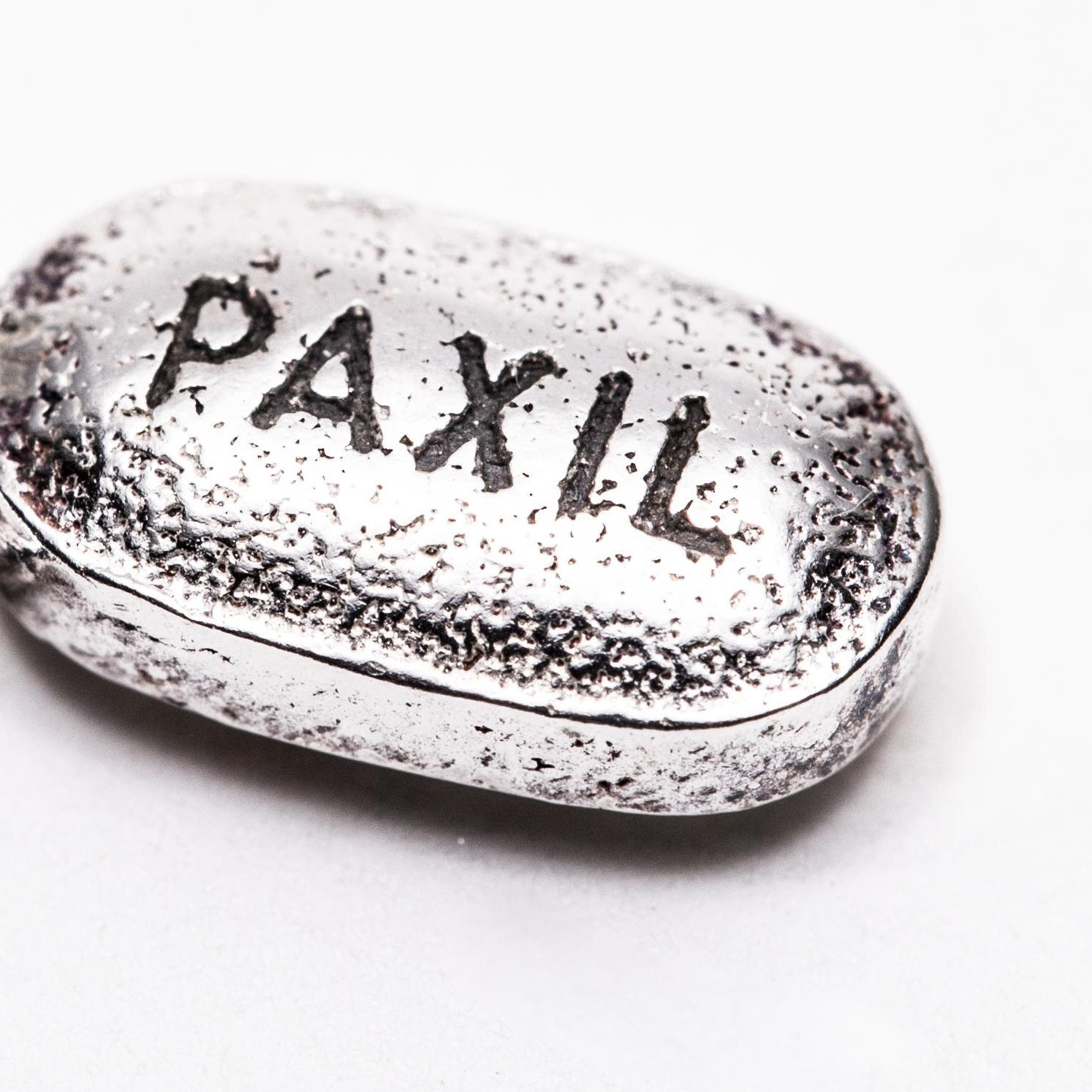 Pendentif sans titre (Paxil - paroxetine) - Argent Figurative Sculpture par Colleen Wolstenholme