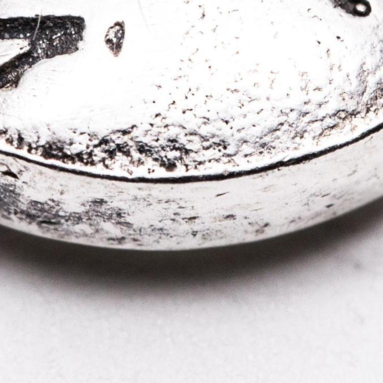 Colgante sin título (Vasotec) - Figurative Sculpture Plata de Colleen Wolstenholme