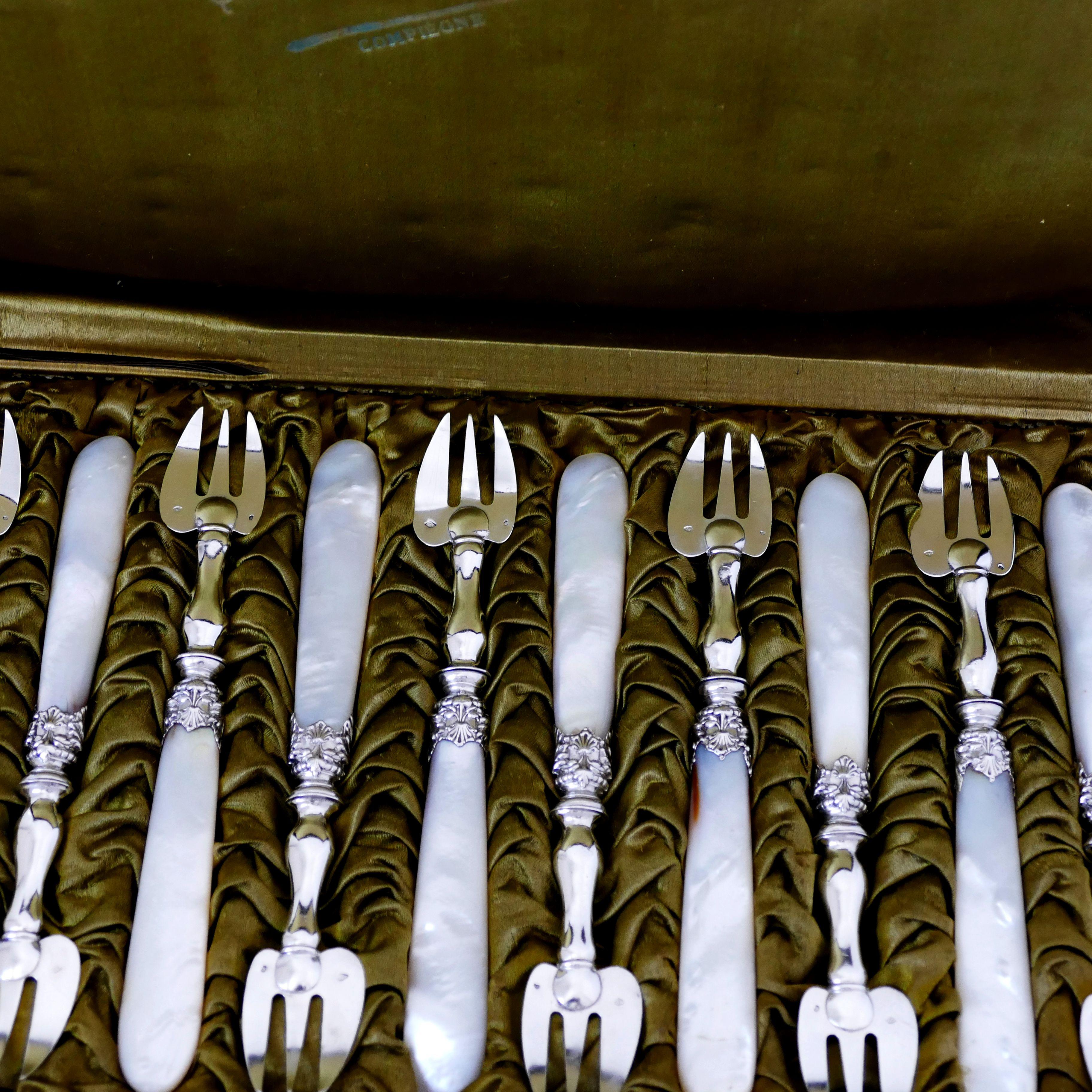 Collet French Sterling Silver and Mother-of-pearl Oyster Forks Set 12 Pc, Box In Good Condition For Sale In TRIAIZE, PAYS DE LOIRE