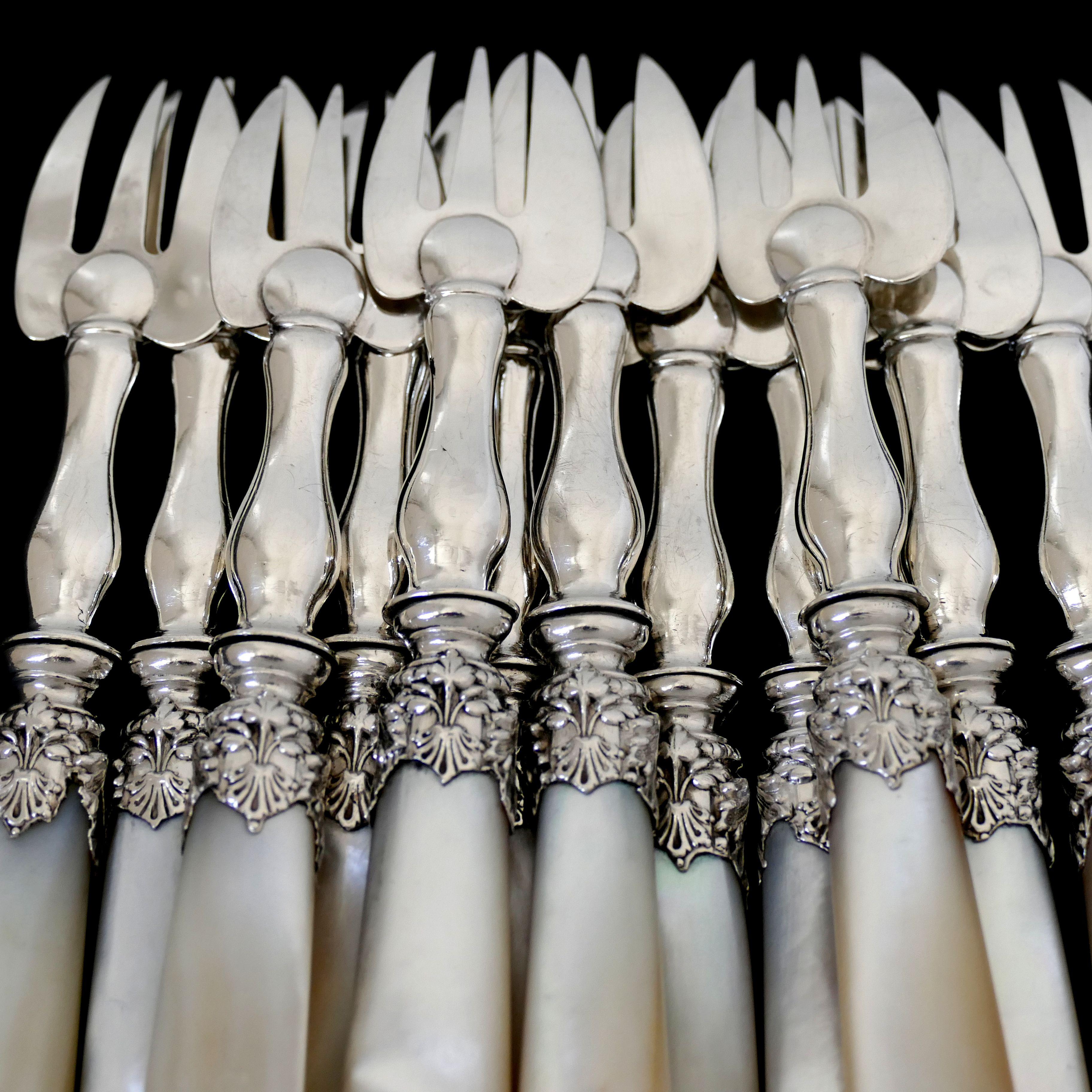 Collet French Sterling Silver and Mother-of-pearl Oyster Forks Set 12 Pc, Box For Sale 3