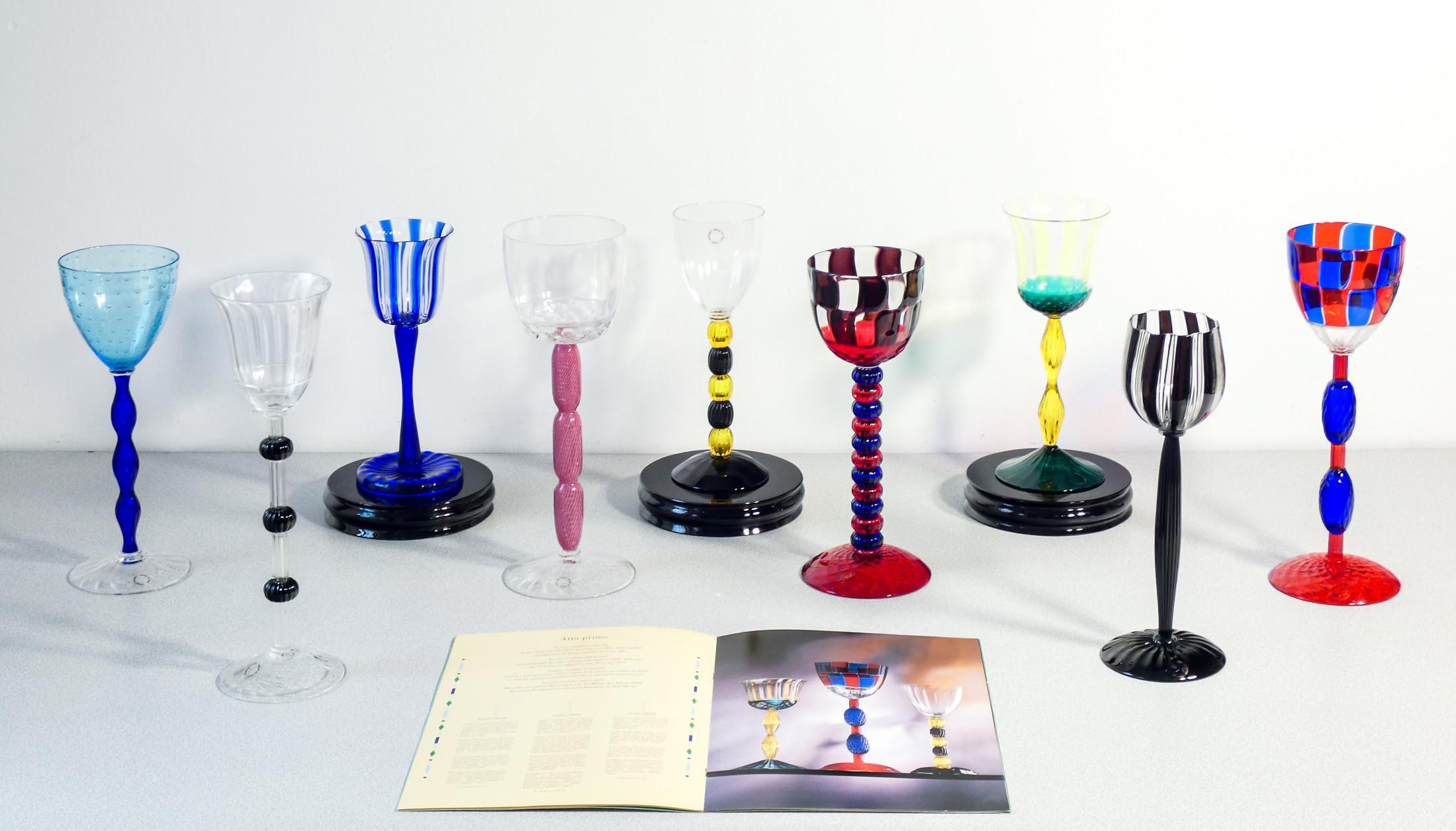Collezione completa
Bicchieri in Scena,
design Alessandro
MENDINI per VENINI,
con tre basamenti
firmati e catalogo.

La collezione comprende tutti i nove pezzi della serie, divisi in tre gruppi:

Atto Primo (1993):
Esimio, Garbato, Gentile,
numerati