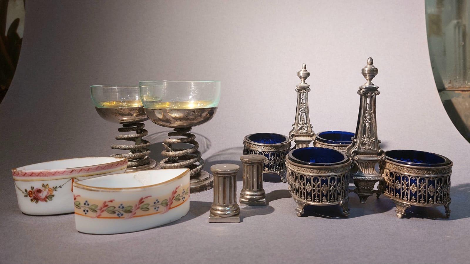 Rara colección de saleros y pimenteros de diversas formas y materiales, como plata, vidrio y opalina.

El primer par de saleros es de plata finamente cincelada y cristal azul. No tienen sellos, pero se supone que son de fabricación rusa. Un detalle