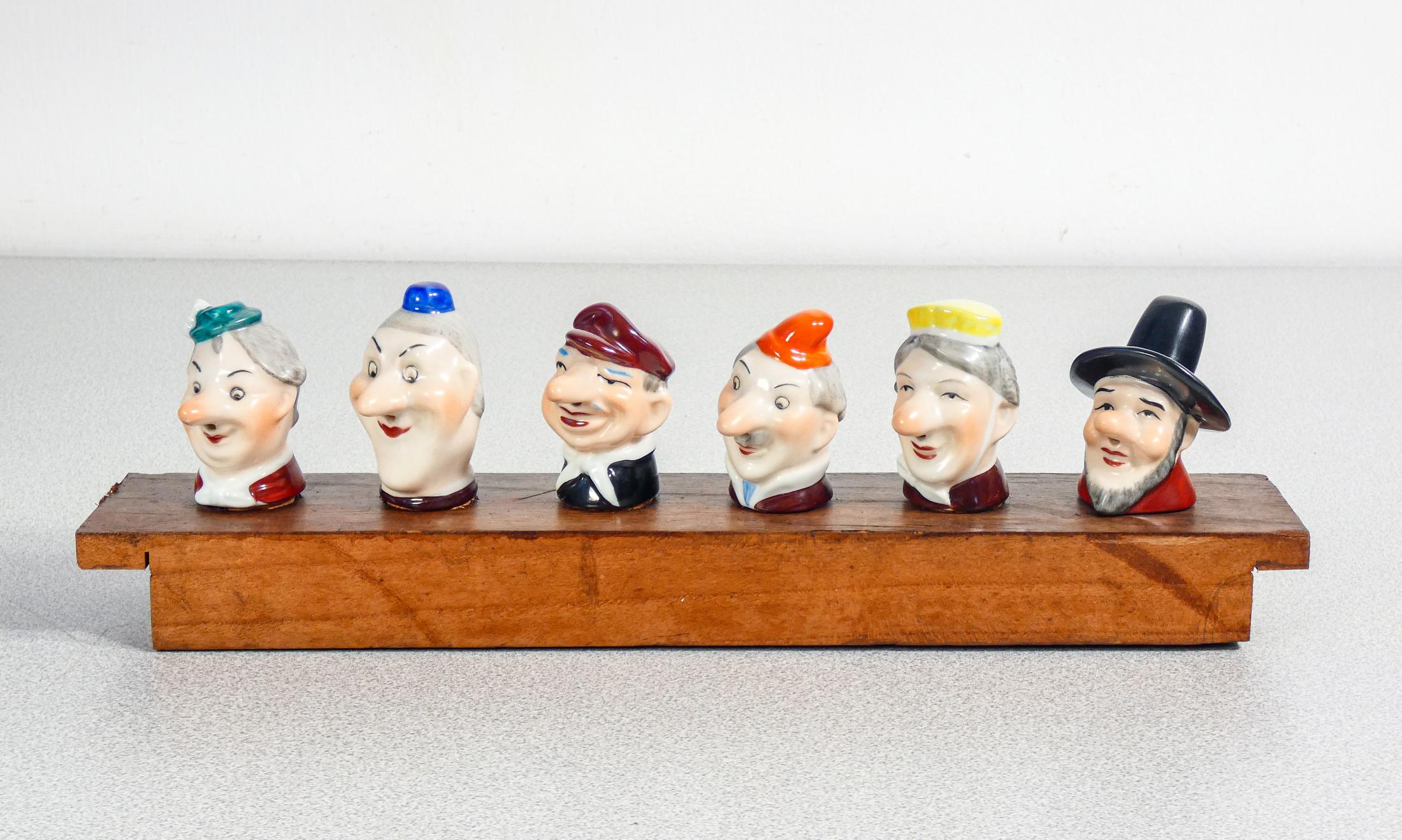 Collection of six
cap-verses
porcelain and cork
WAGNER & APEL.

ORIGIN
Germany

PERIOD
Novecento

MARK
WAGNER & APEL

MATERIALS
Porcelain and cork

DIMENSIONS
Single cap:
Height: 8.5 cm approx
Width: 5.5 cm approx
Depth: 4 cm