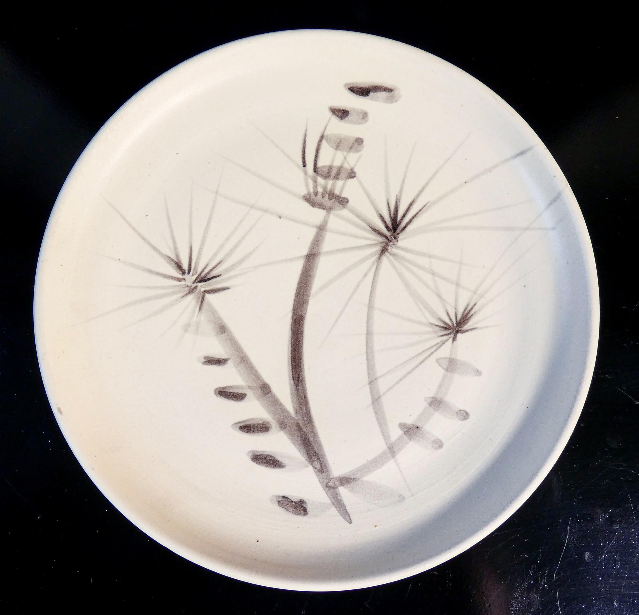 Sammlung von sieben Tellern signiert Atelier MADOURA Mad, handbemalte Keramik (French) im Angebot