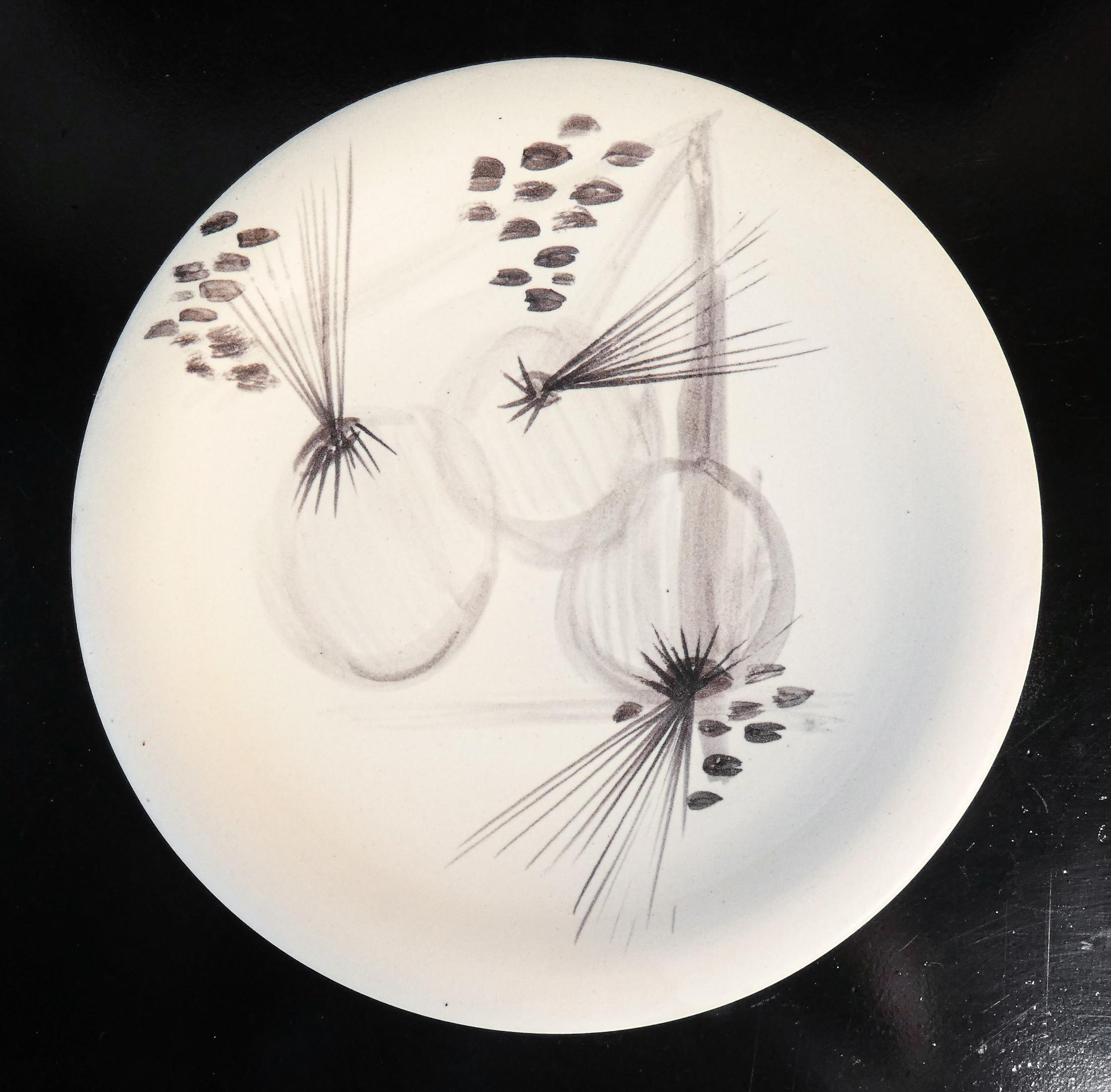 Sammlung von sieben Tellern signiert Atelier MADOURA Mad, handbemalte Keramik (Mid-20th Century) im Angebot