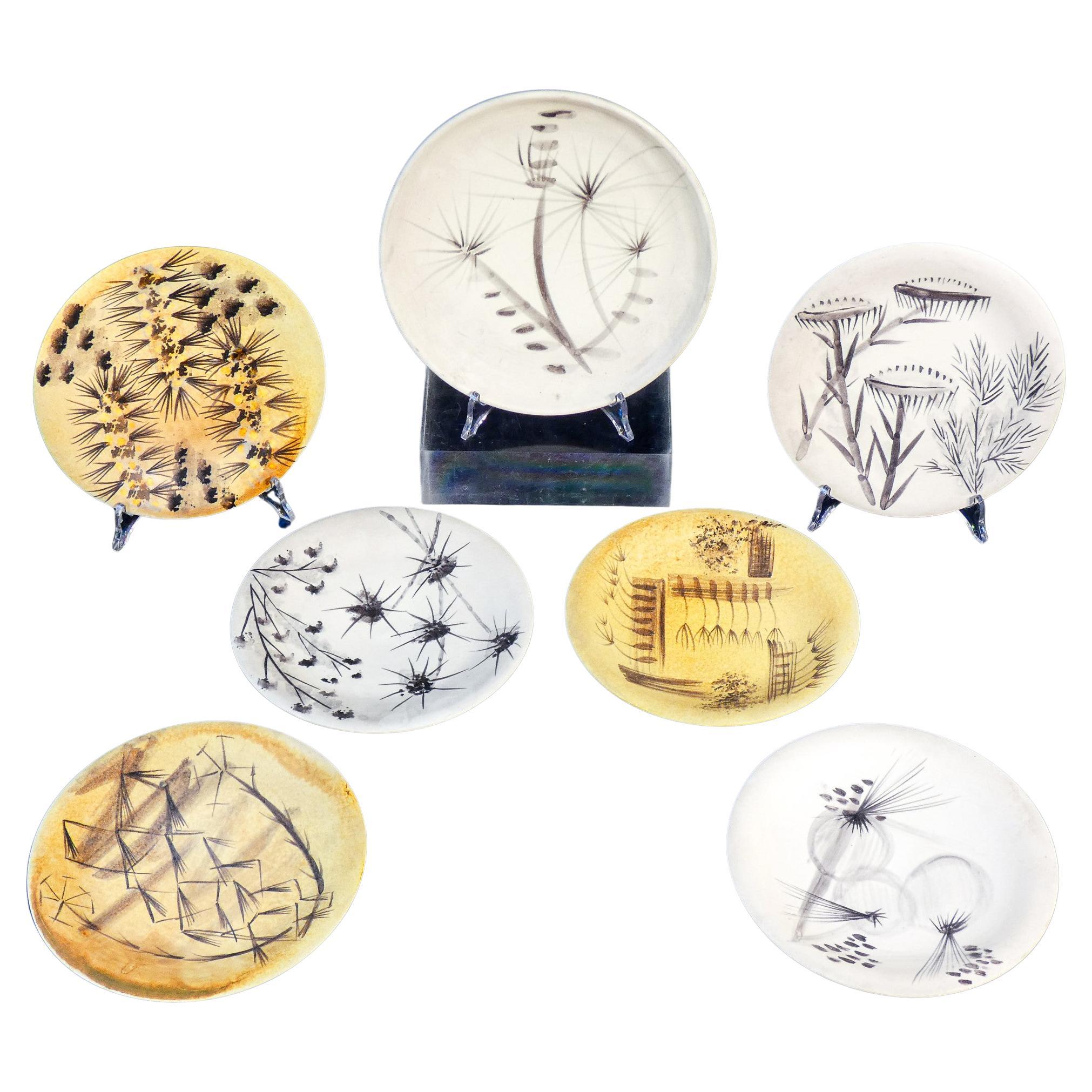 Sammlung von sieben Tellern signiert Atelier MADOURA Mad, handbemalte Keramik im Angebot