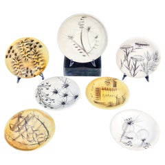 Collezione di sette piatti firmati Atelier MADOURA Mad, ceramica dipinta a mano