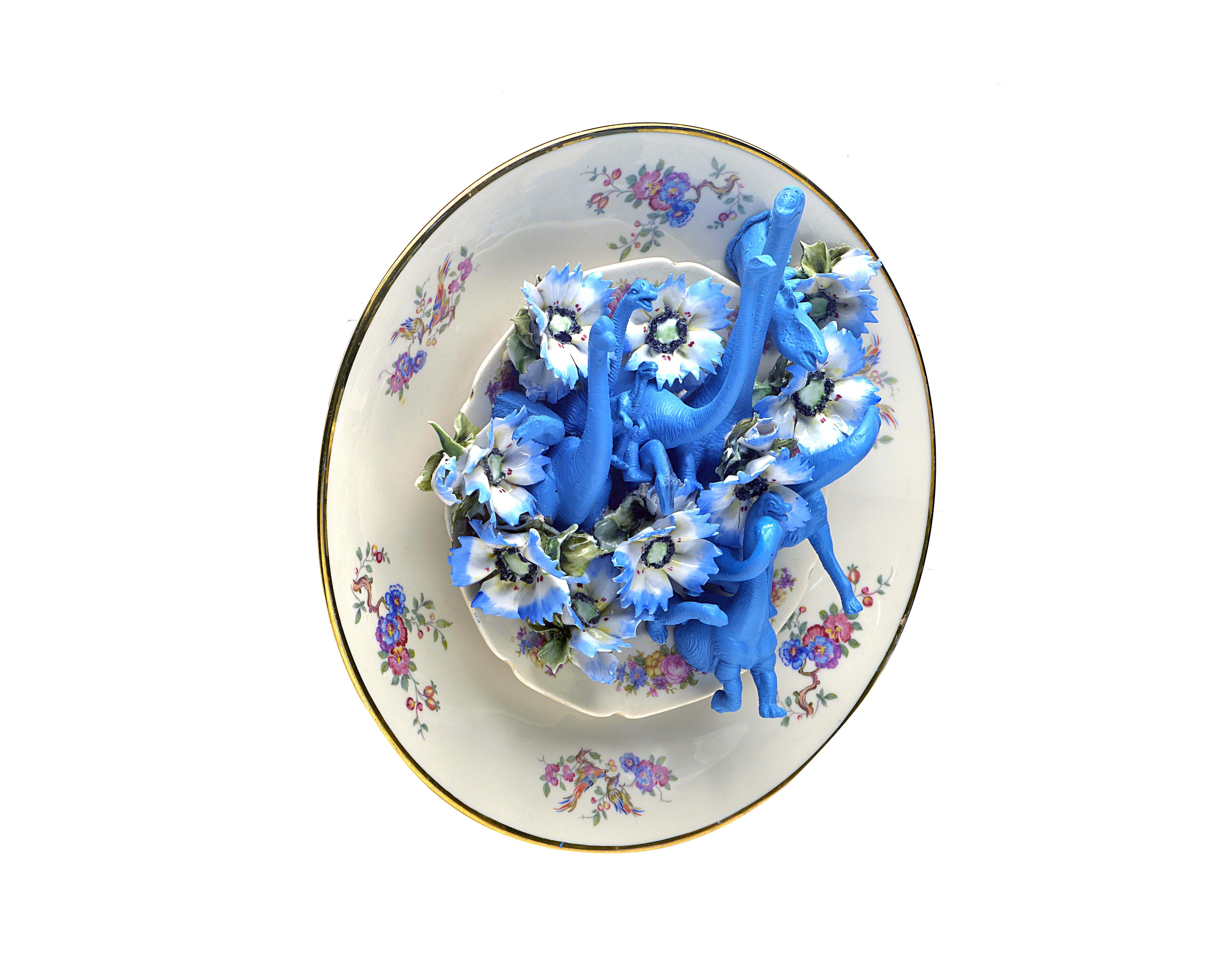 Composition réalisée avec :
Plat de service en porcelaine avec bordure dorée.
Fabrication : Bavaria H&C Selb Hemrich
Assiette de fruits.
Fabrication : Bavaria Johann Seltmann
Jouets en plastique et fleurs de Capodimonte.
Système de suspension par
