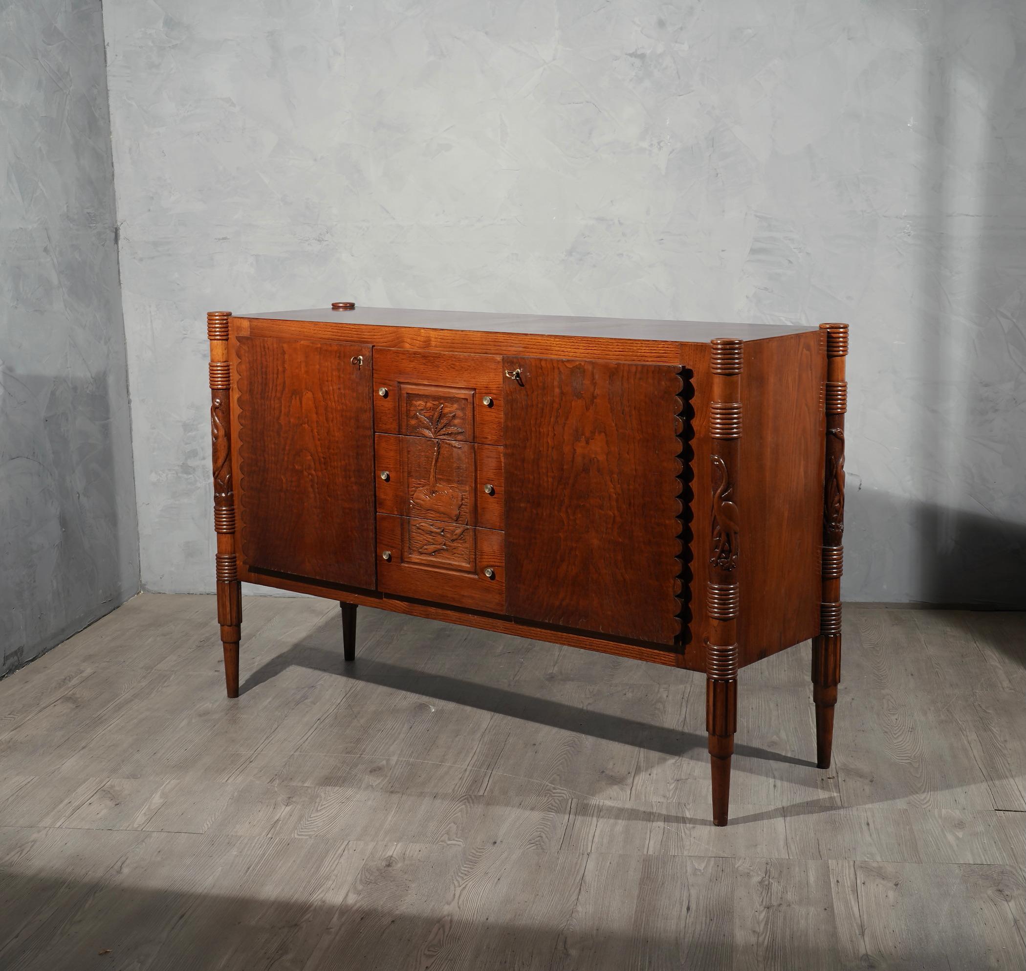 Sideboard Pier Luigi Colli of the middle of the last century. Particular is its processing of the legs, the fronts of the drawers and the edge of the doors.

Sideboards veneered in ash wood, formed by two doors and three central drawers. The legs