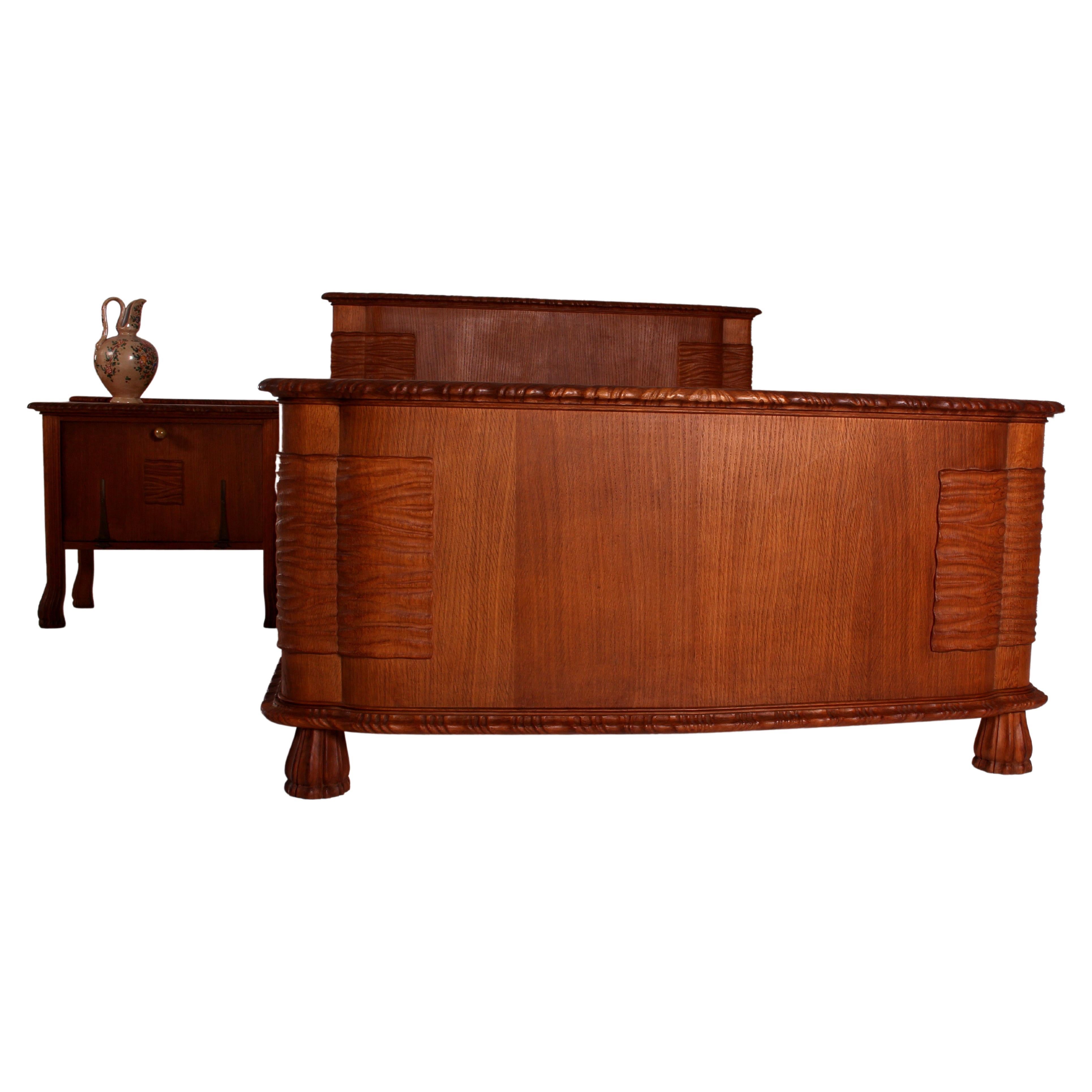 Colli Torino  Est. 1850 ' Letto e comodino in stile liberty italiano Rovere massiccio intagliato
