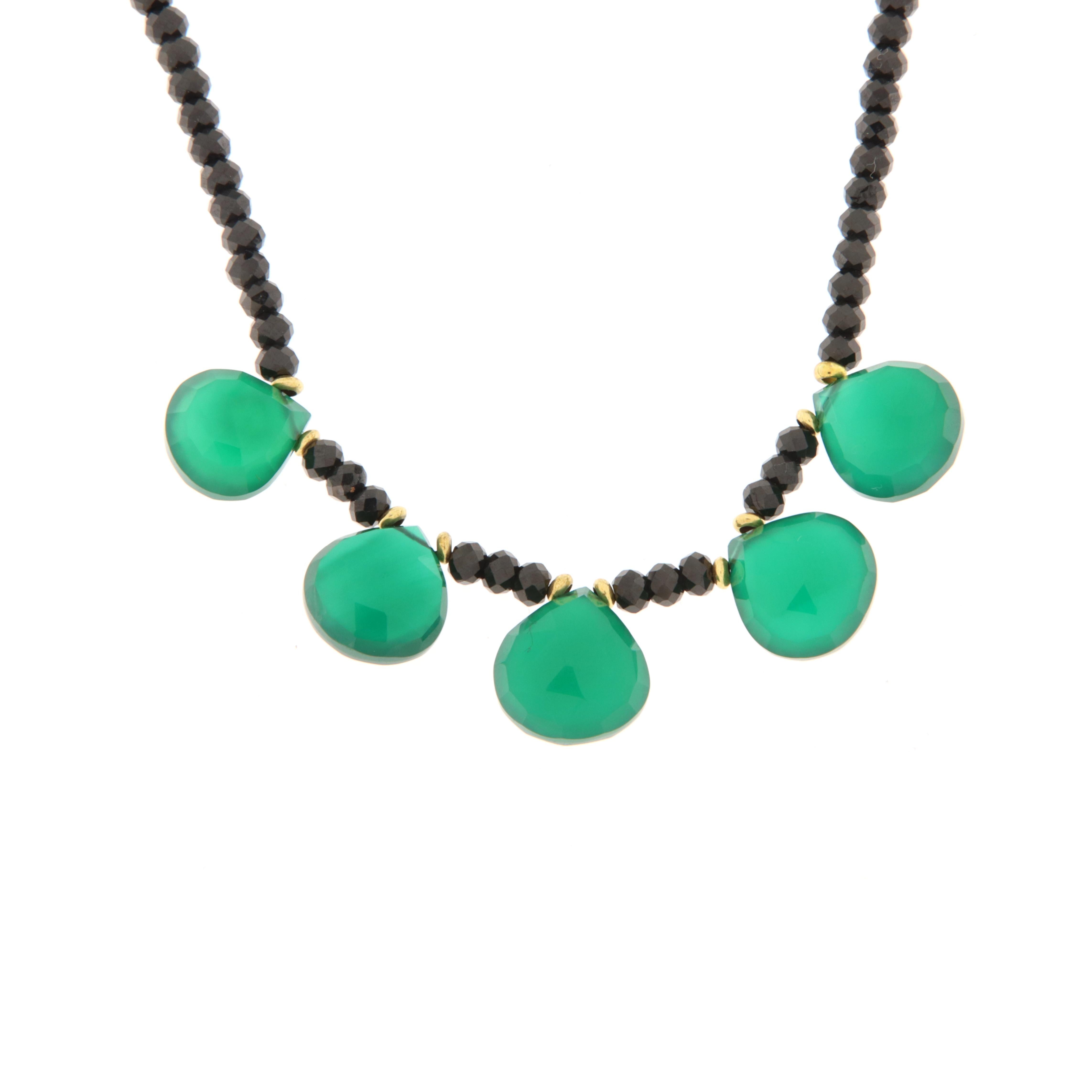 Collar de garganta con espinela negra facetada y gotas de ágata verde Pear Cut en venta