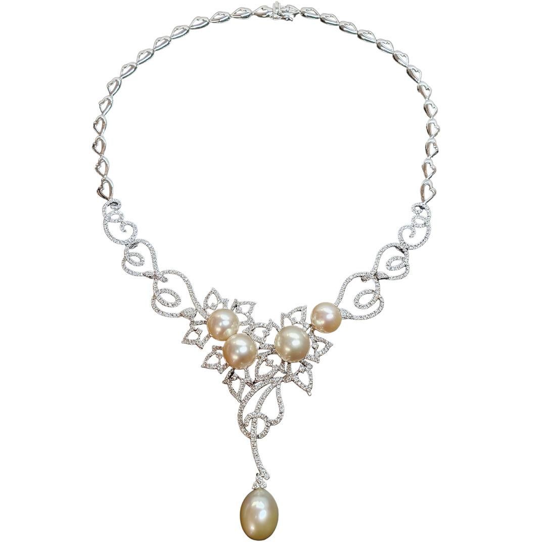 Le collier Al Majed Jewellery Arabesque est un véritable chef-d'œuvre de luxe et d'élégance. Fabriqué avec soin en or blanc 18 carats, ce bijou est entièrement orné de diamants taille brillant, qui scintillent de mille feux, captivant ainsi tous les