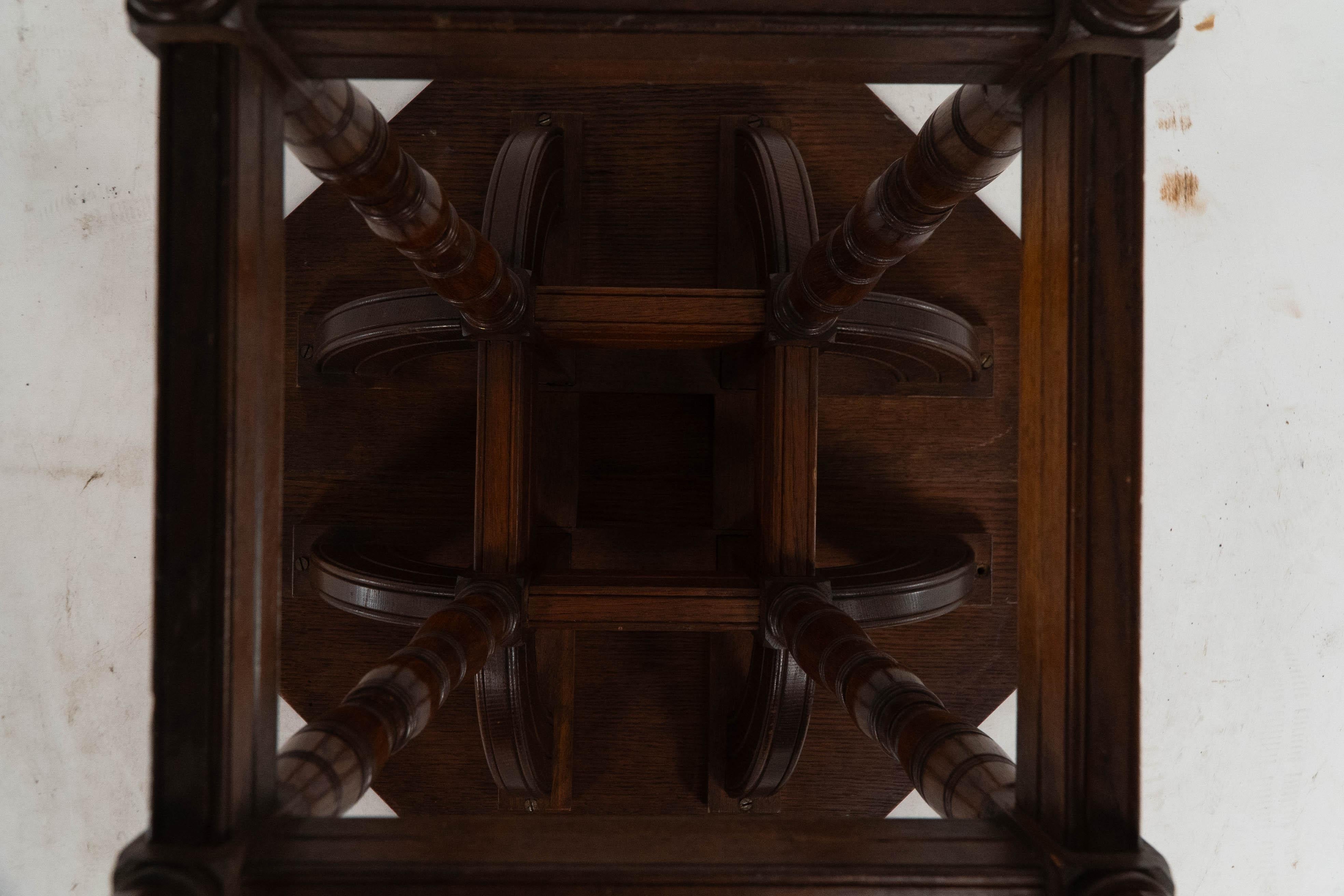 Collier et Plucknett. Rare table d'appoint en chêne de style Revive gothique en vente 6