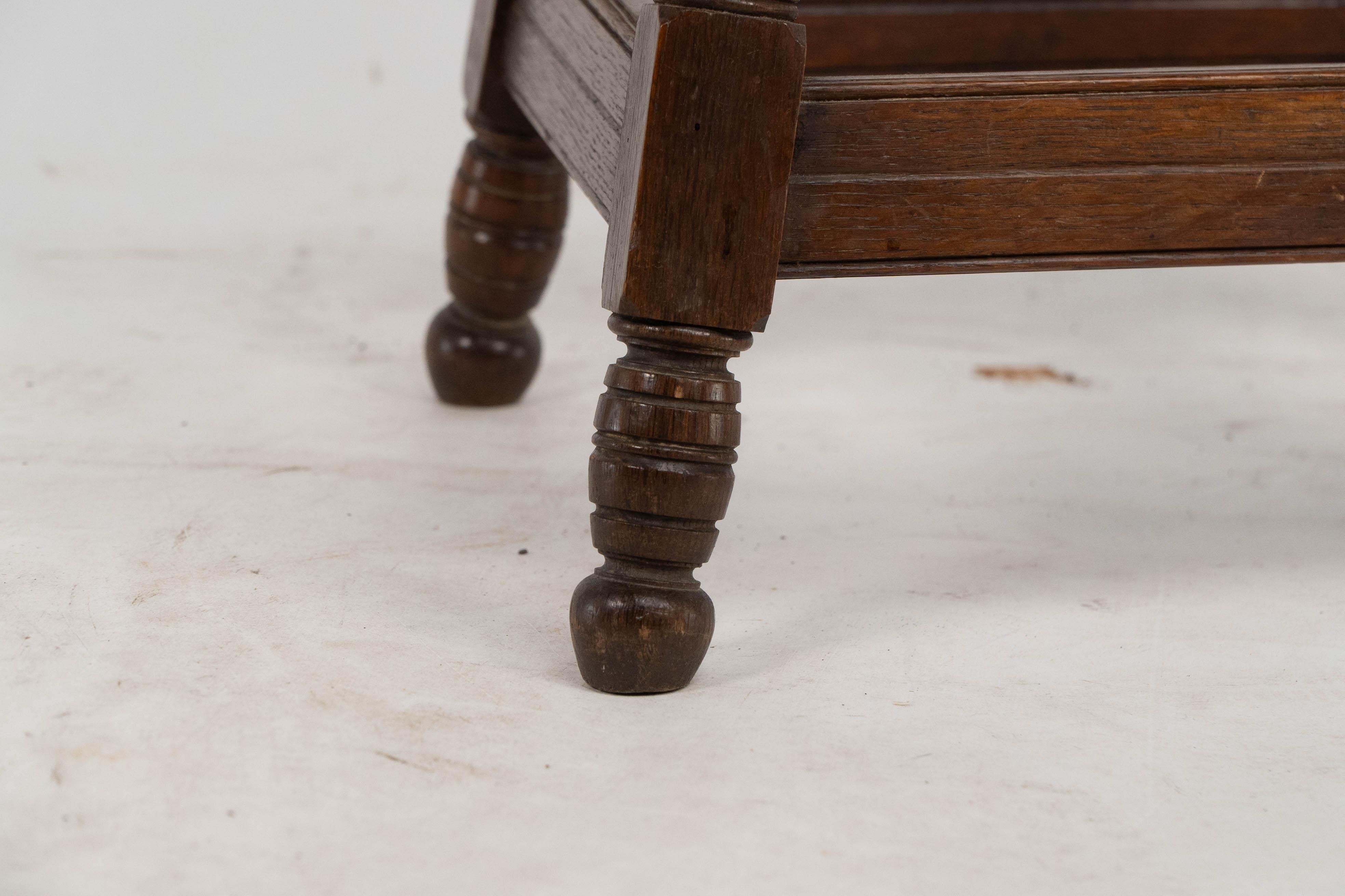 Collier et Plucknett. Rare table d'appoint en chêne de style Revive gothique en vente 7