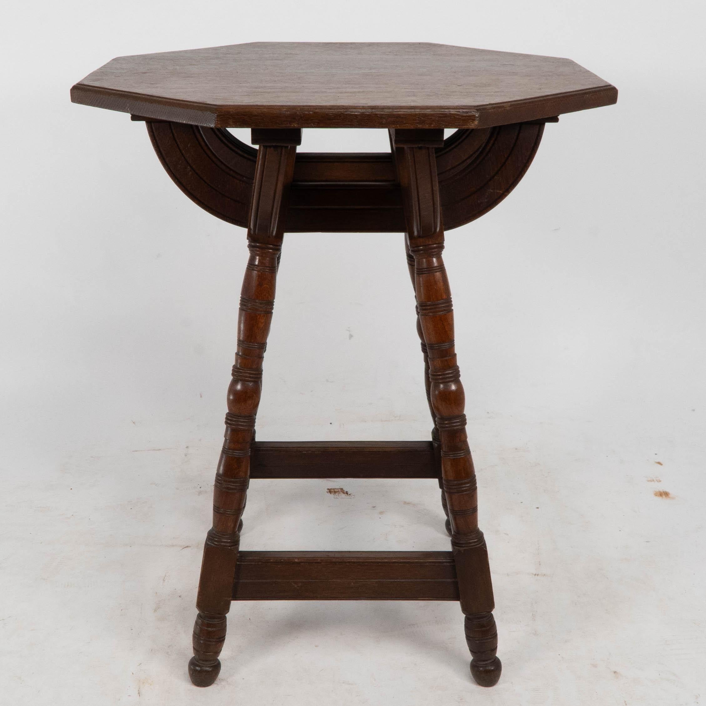 Collier et Plucknett. Rare table d'appoint en chêne de style néo-gothique. Une conception architecturale solide très aboutie qui a une allure puissante, avec des détails finement tournés et magnifiquement réalisés.
