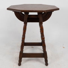 Collier et Plucknett. Rare table d'appoint en chêne de style Revive gothique