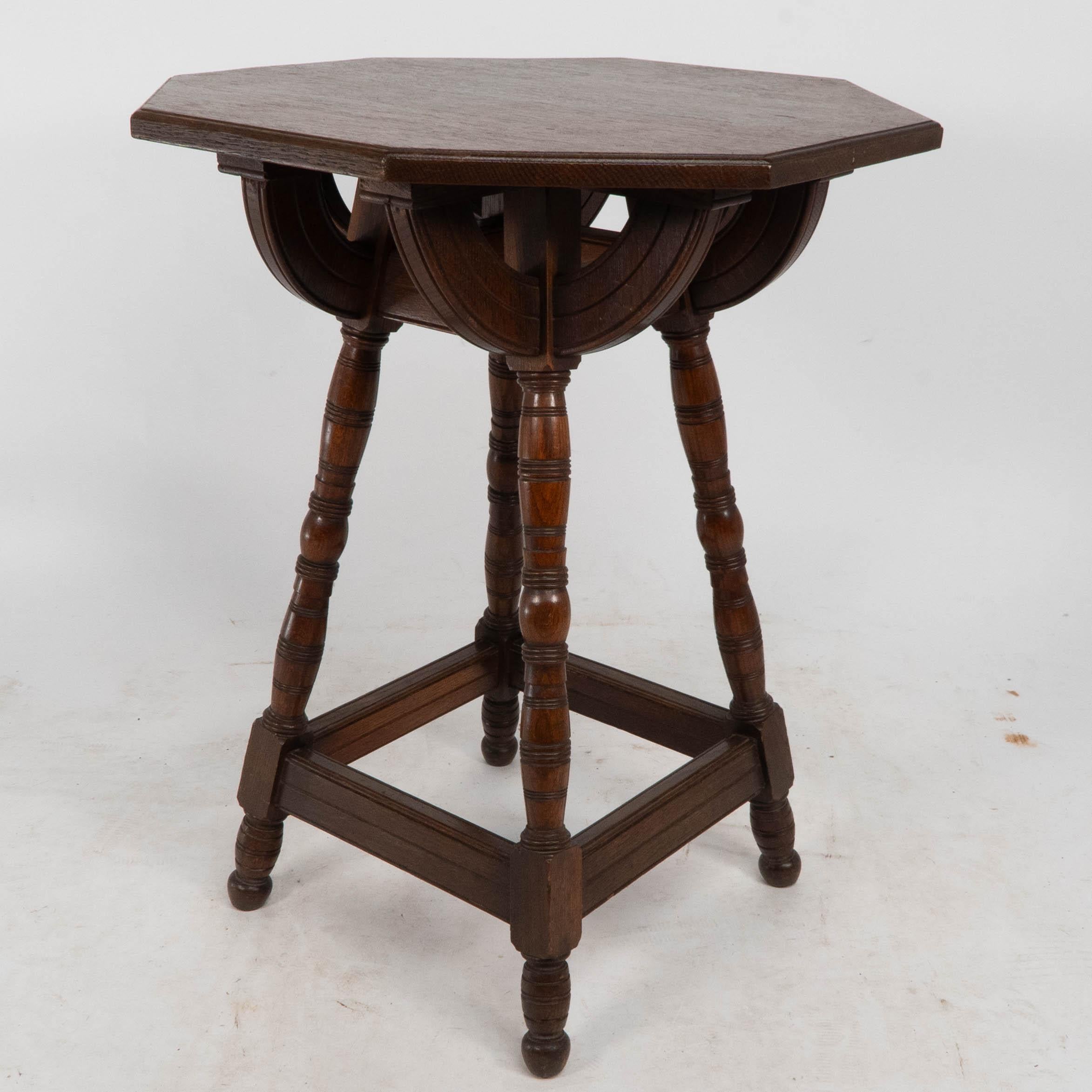 Néo-gothique Collier et Plucknett. Rare table d'appoint en chêne de style Revive gothique en vente