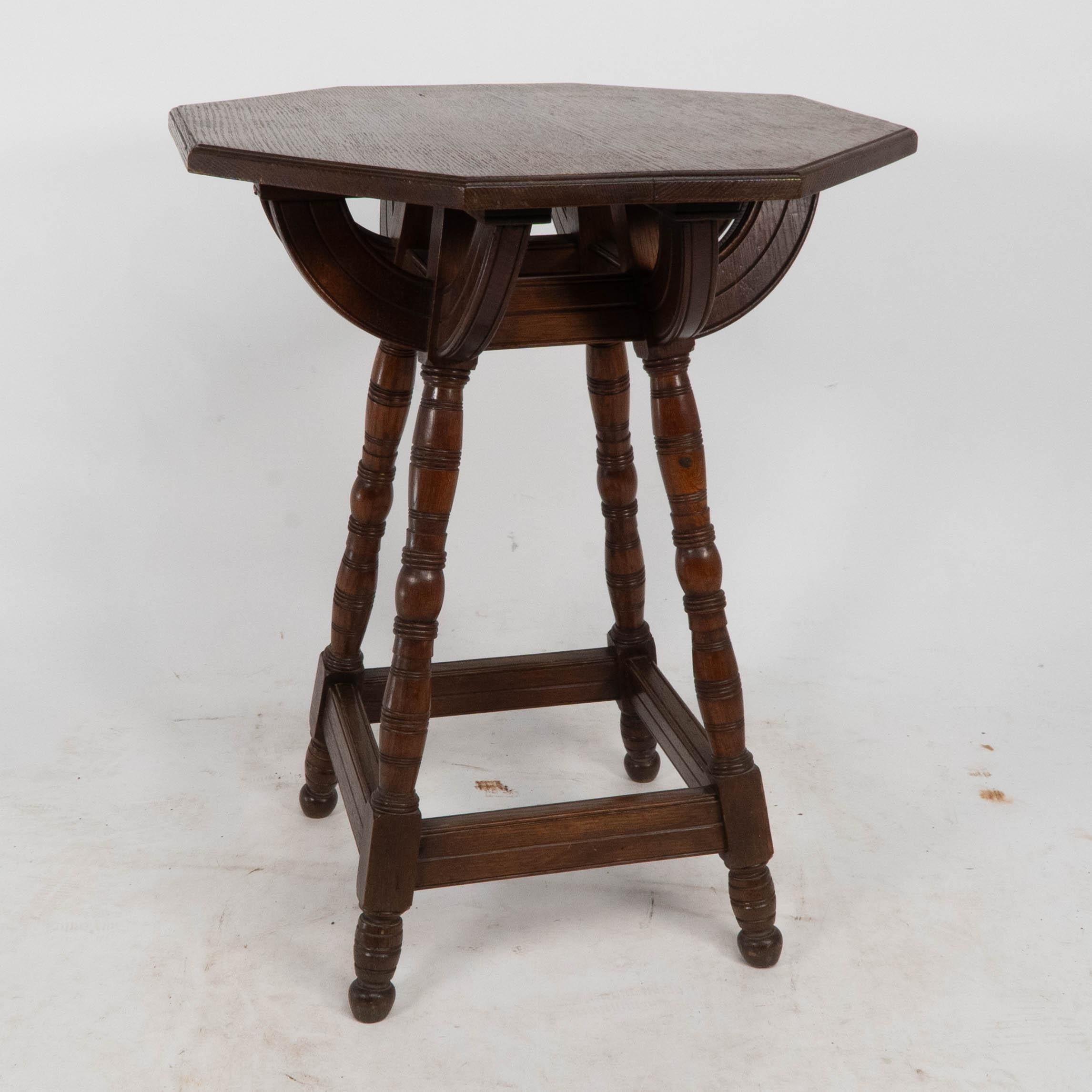 Chêne Collier et Plucknett. Rare table d'appoint en chêne de style Revive gothique en vente