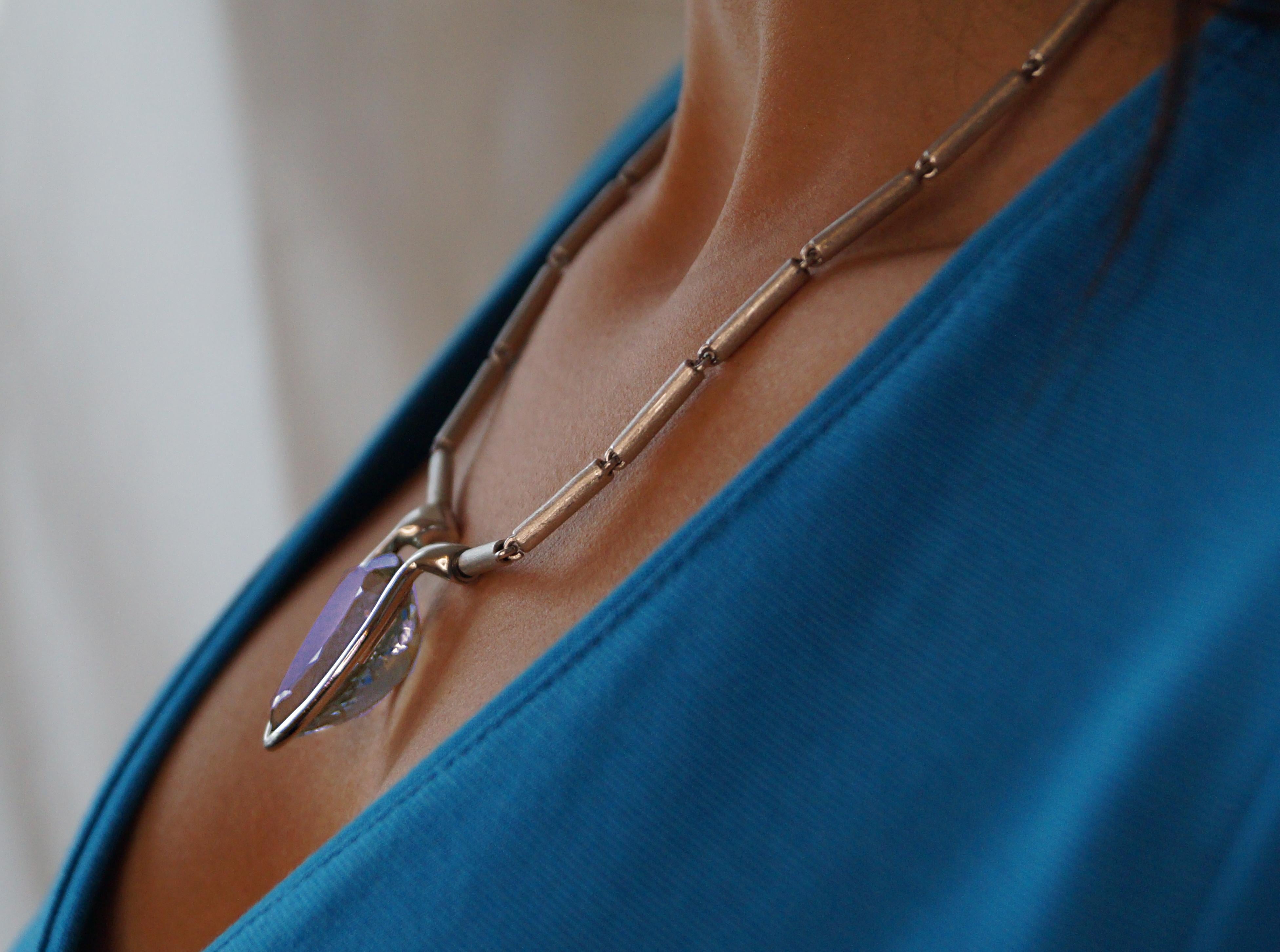Taglio a goccia Collana con un pezzo da 33 ct. Gemma di acquamarina in oro bianco 18 carati di Alexander Leyser in vendita