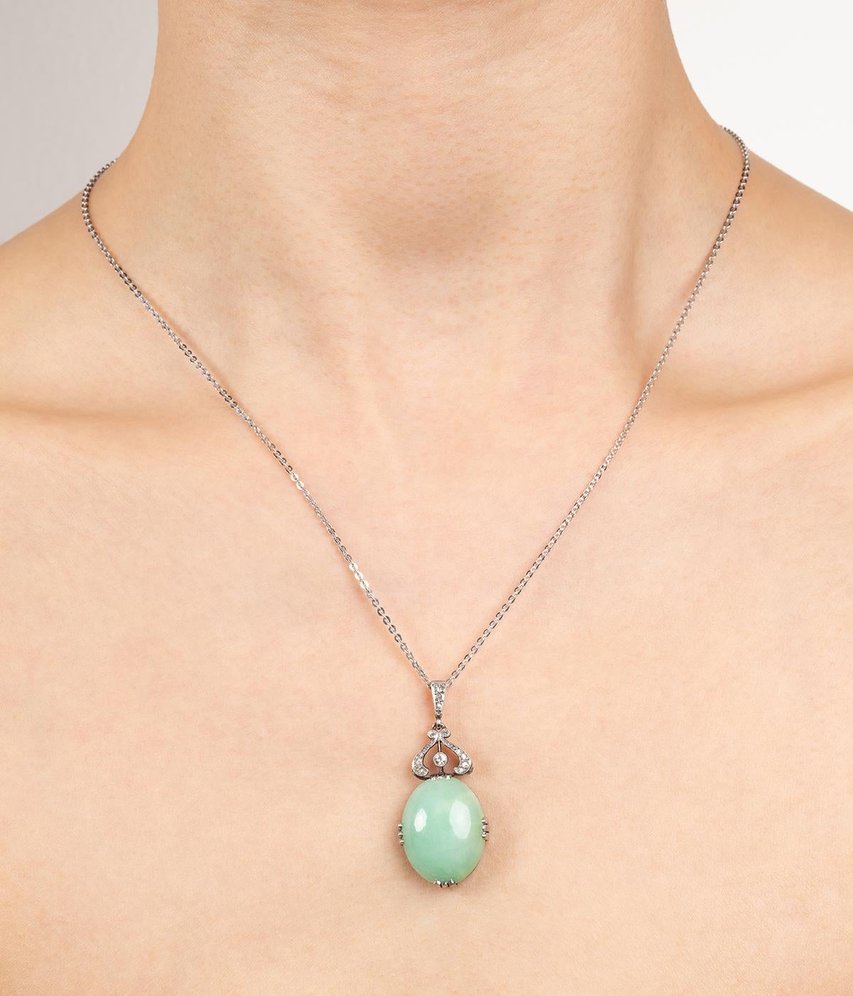 Collier antico in or gris 18 carati (750 millesimi) e platino dell'inizio del 20° secolo, servito da un cabochon di giada di circa 21 carati con un gruppo di diamanti di colore rosa e di colore antico in un serto millegradi. 21 carati con un gruppo