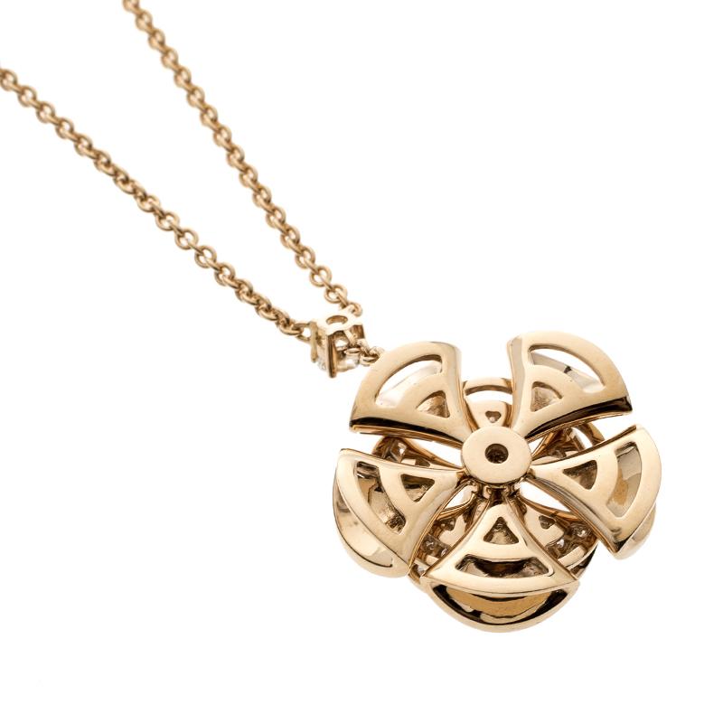 Bvlgari necklace from the Diva's Dream Collection, in 18k rose gold and diamonds.
Condition: new.
Design width: 2.3 cm.
Chain length: 42.5 - 44.5 cm.
Central diamond: 0.25 carat.
Total diamonds: 0.8 carat.
Total weight: 18 gr.
Width of motif: 2.3