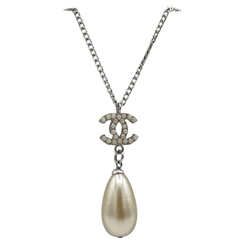 CHANEL Collier CC Perles Goutte argenté