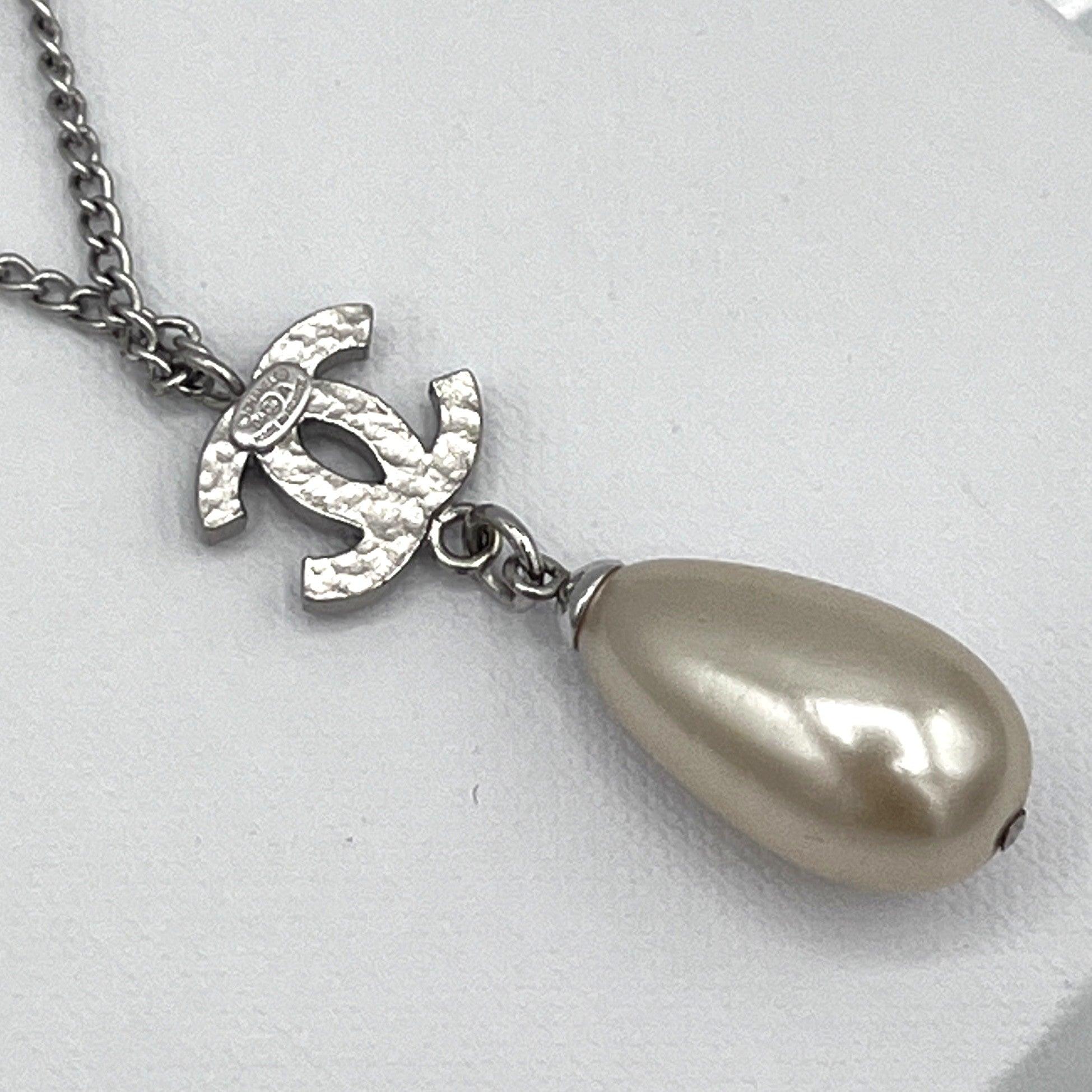 Collier CHANEL CC Perles Goutte acier argenté im Zustand „Hervorragend“ im Angebot in SAINT-OUEN-SUR-SEINE, FR