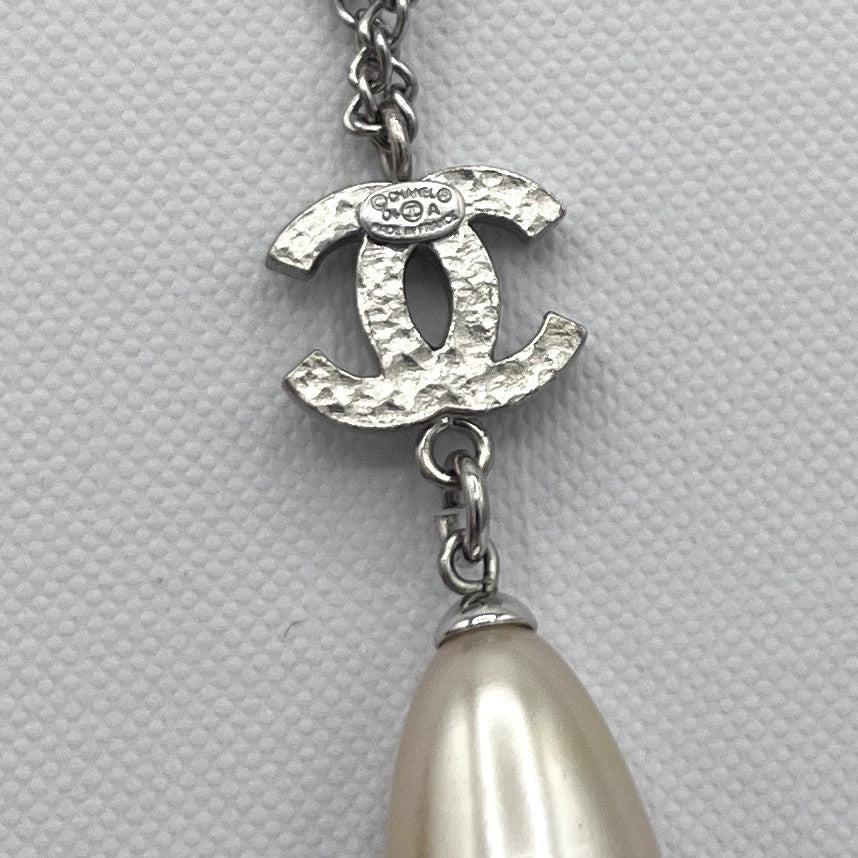 Collier CHANEL CC Perles Goutte acier argenté Damen im Angebot