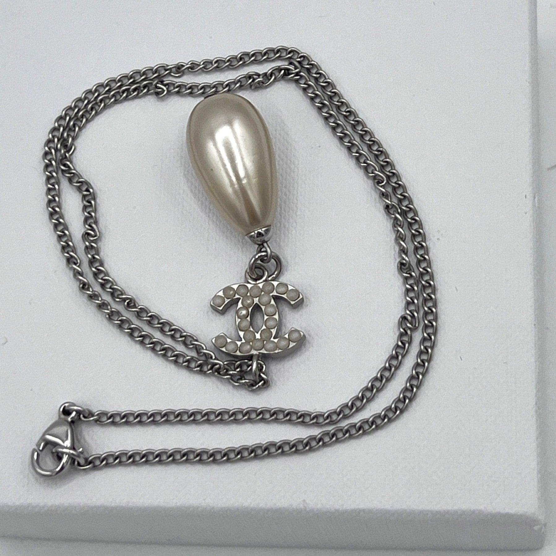 Collier CHANEL CC Perles Goutte acier argenté im Angebot 1