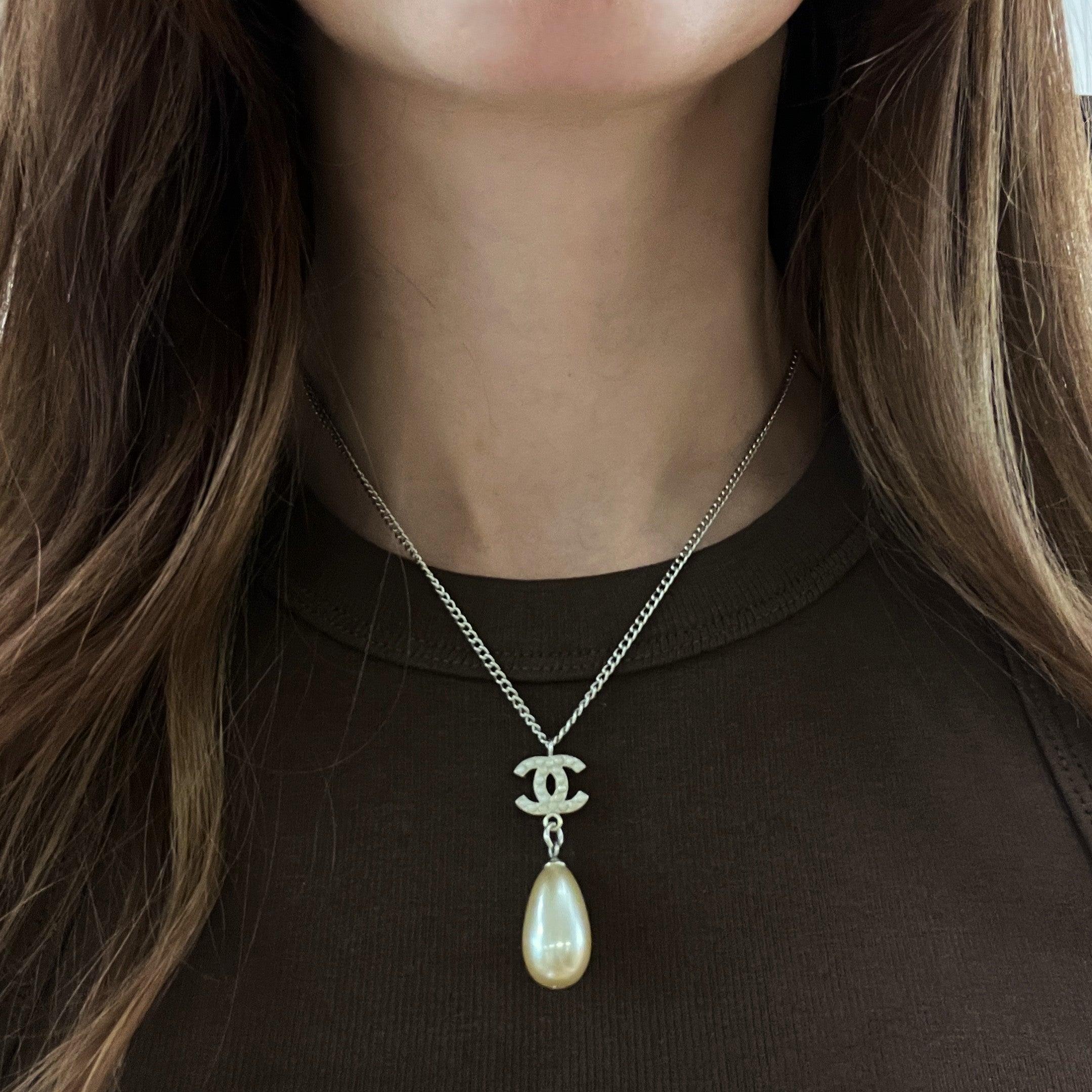 Collier CHANEL CC Perles Goutte acier argenté im Angebot 2