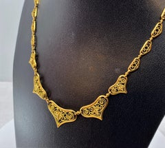 Collier collerette en or 18 carats, décor de feuilles et filigranes époque 1900