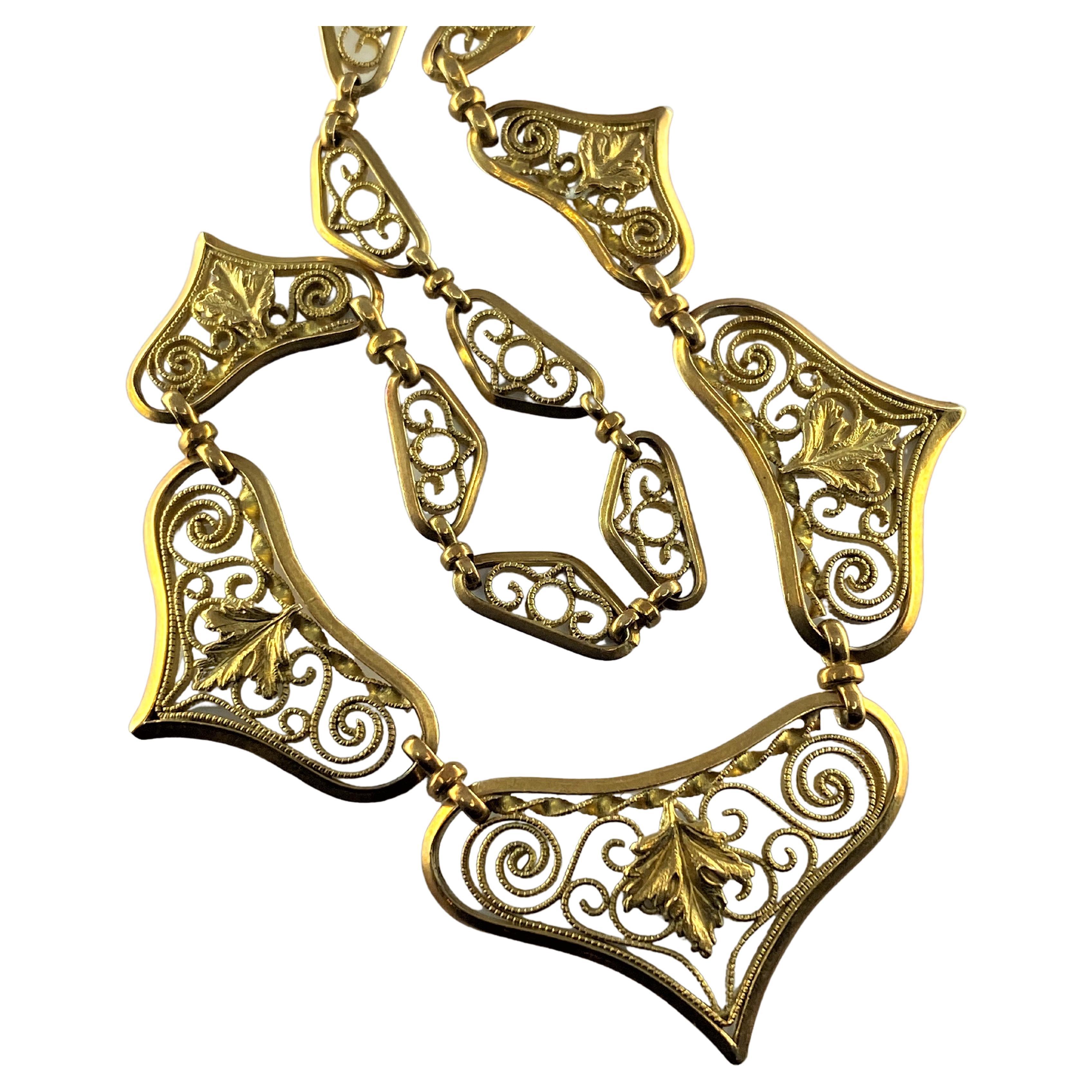 Collier collerette en or 18 carats, décor de feuilles et filigranes époque 1900