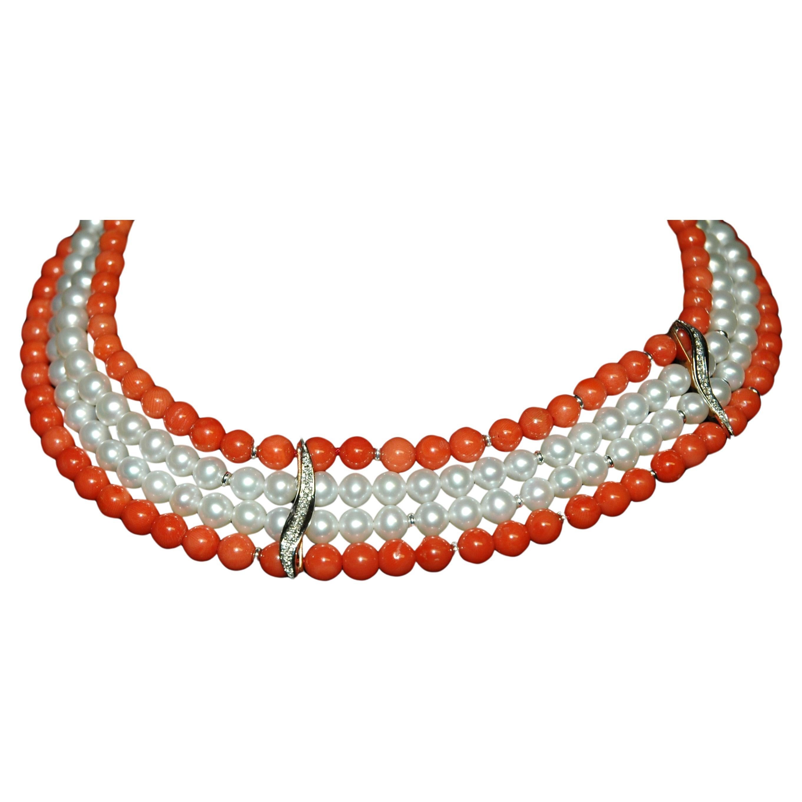 Collier de chien made of yellow gold, white gold and diamonds with four alternating strands of Japanese pearls and natural Mediterranean corals. It is a unique piece that can be worn at different lengths, thanks to the clasp made of many gold rings