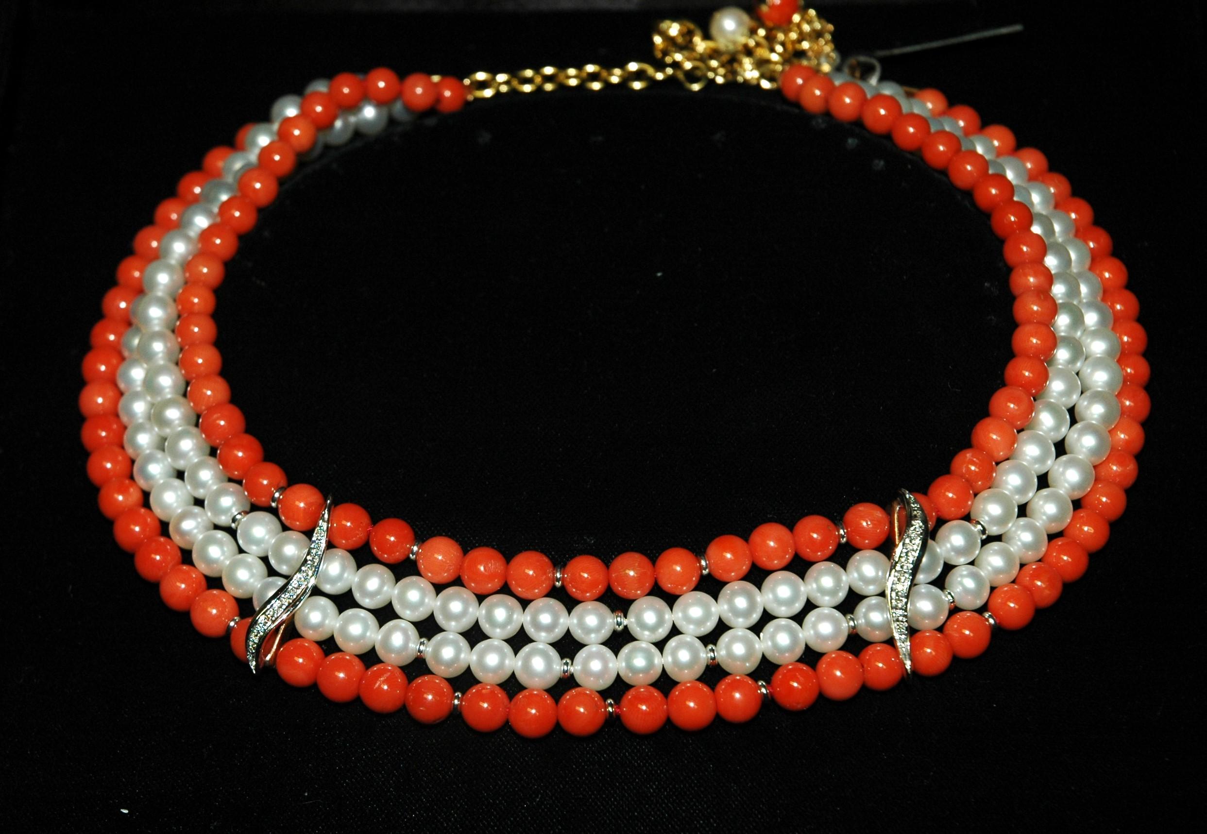 Round Cut Necklace de chien with Japanese pearls, corals and diamonds For Sale
