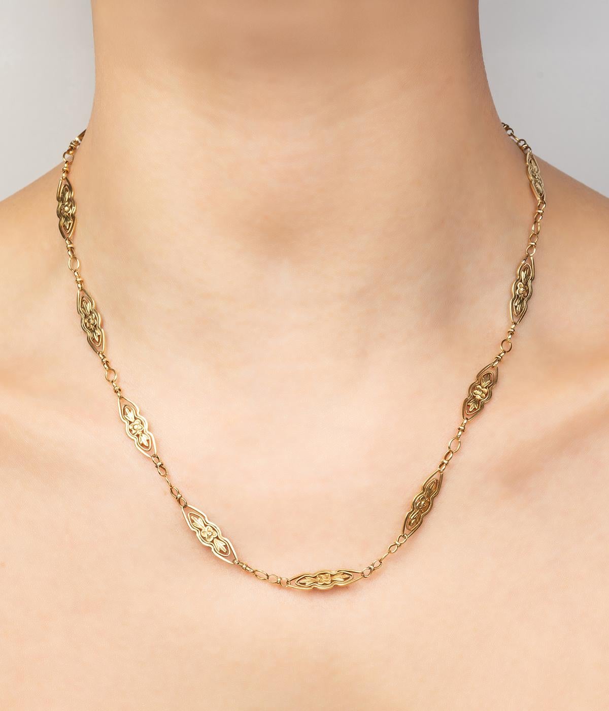 Collier antico in oro 18 carati (750 millesimi) della fine del 19° secolo, ornato da 13 motivi navali filigranati e ornati da un fiore e da un motivo.

Poids total du bijou: 12 g environ.
Lunghezza 44 cm.
Poinçon tête d'aigle.
Anelli usati e