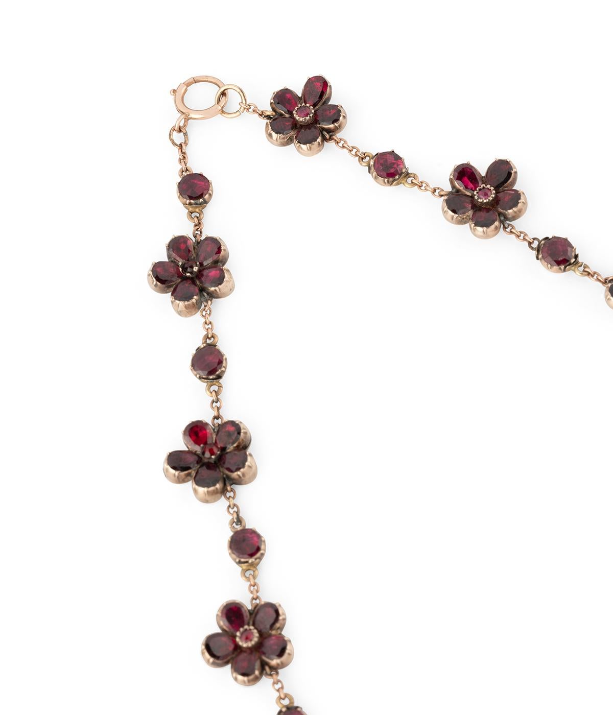 Taglio misto Collier della fine del 19° secolo ornato di fiori in granata in vendita