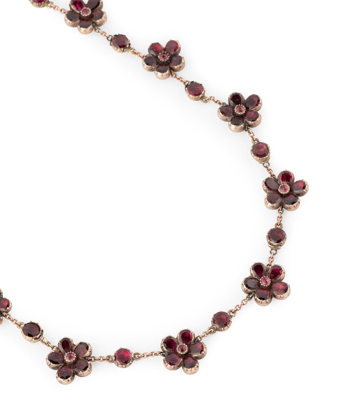 Collier della fine del 19° secolo ornato di fiori in granata In condizioni buone in vendita a PARIS, FR