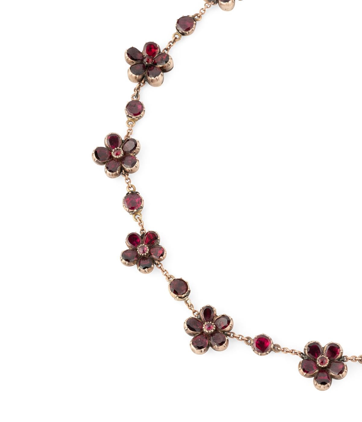 Collier della fine del 19° secolo ornato di fiori in granata in vendita 2