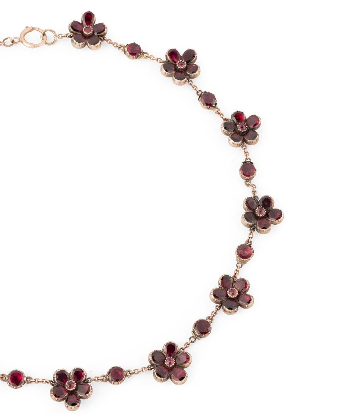 Collier della fine del 19° secolo ornato di fiori in granata in vendita 3