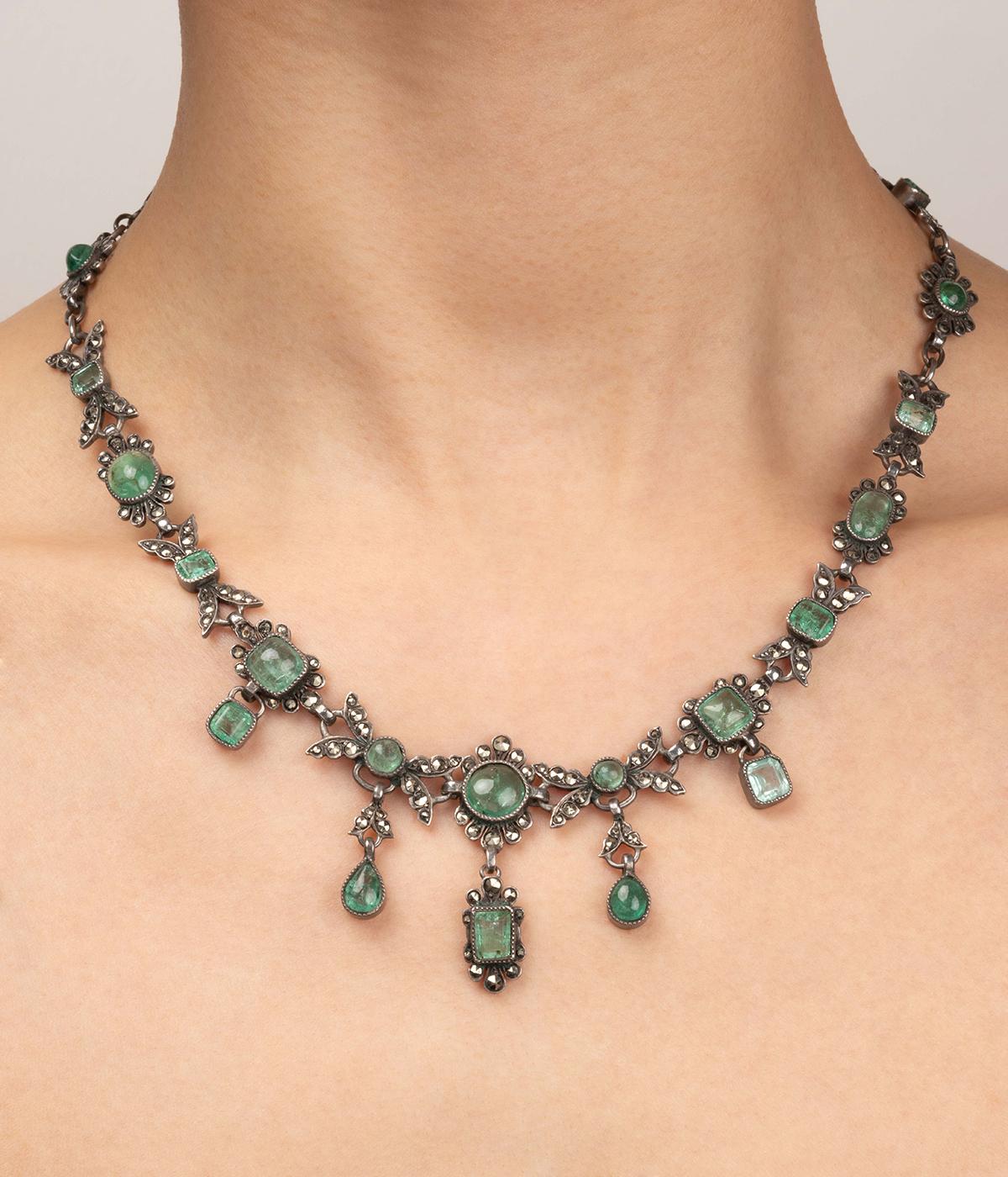 Collier draperie ancien en argent de la fin du 19ème siècle. Una maiglia fantaisie ritira i motivi vegetazionali di marcassiti e di ematomi, sia in versione cabochon che in versione carrée. Quattro dei motivi principali si ritirano in pampille di