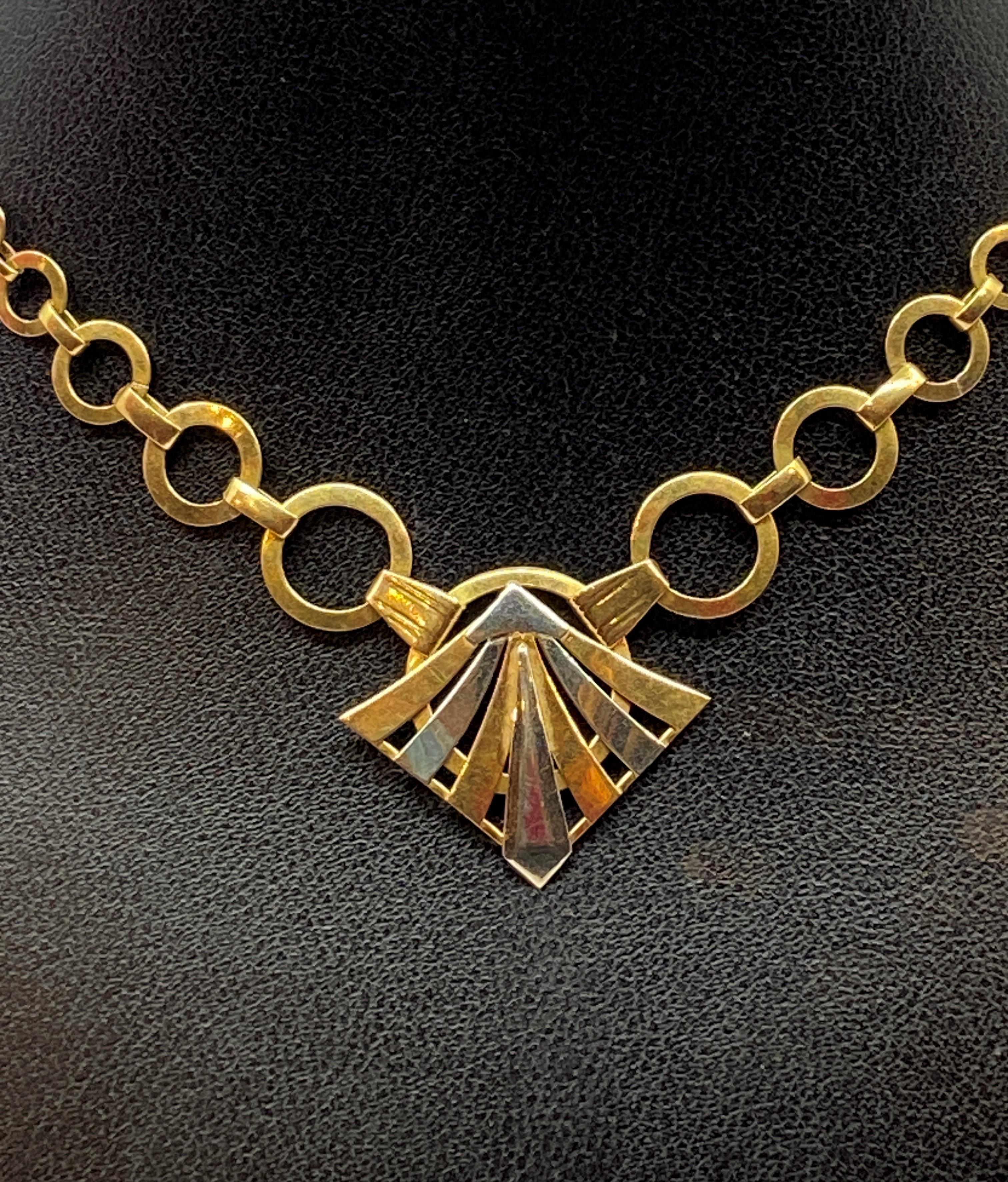 Collier en or 18 Carats à décor d’éventail, époque Art Deco In Good Condition For Sale In VERSAILLES, FR