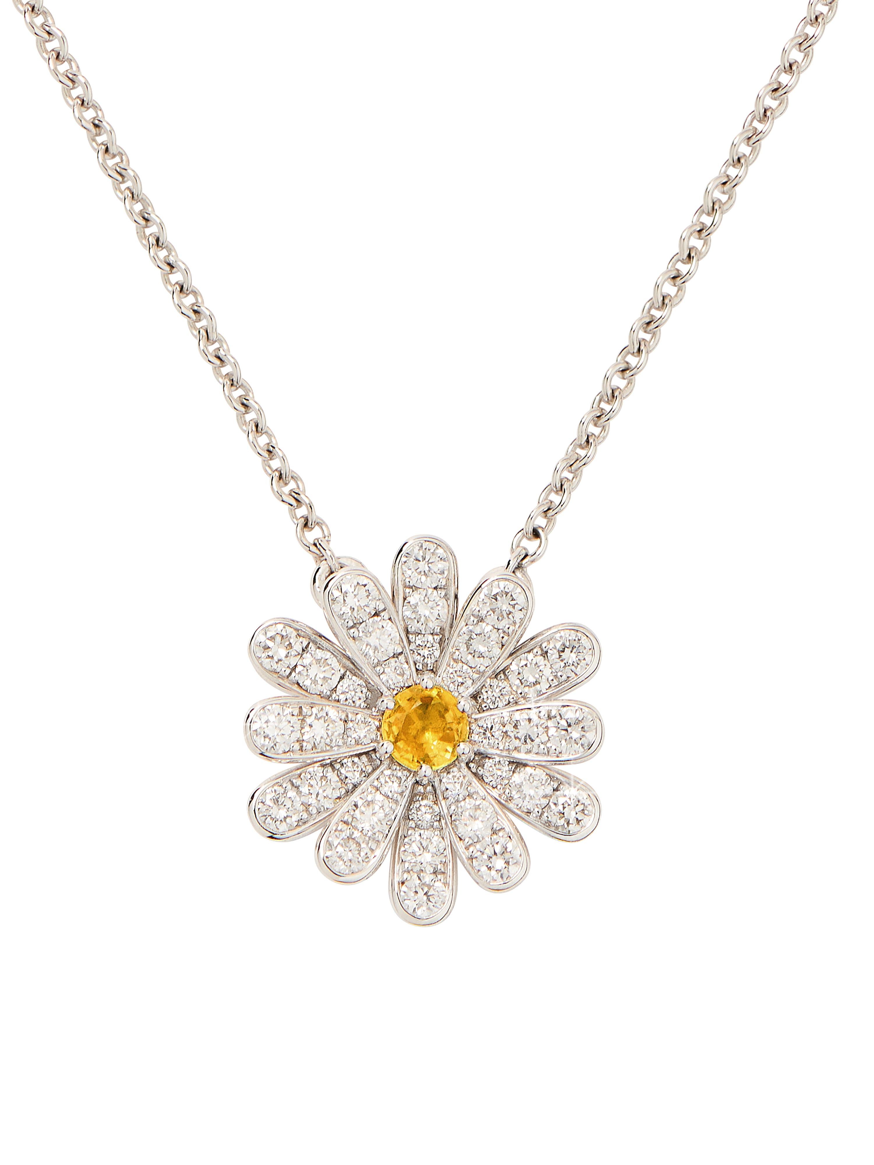 Die Kollektion Flower Poiray spiegelt die Eleganz und Reinheit des Know-hows des Juweliers wider. Sie besteht aus einer diamantgefassten Version mit einem gelben Saphir sowie zwei halbgefassten Versionen, die in Gelb- oder Weißgold erhältlich