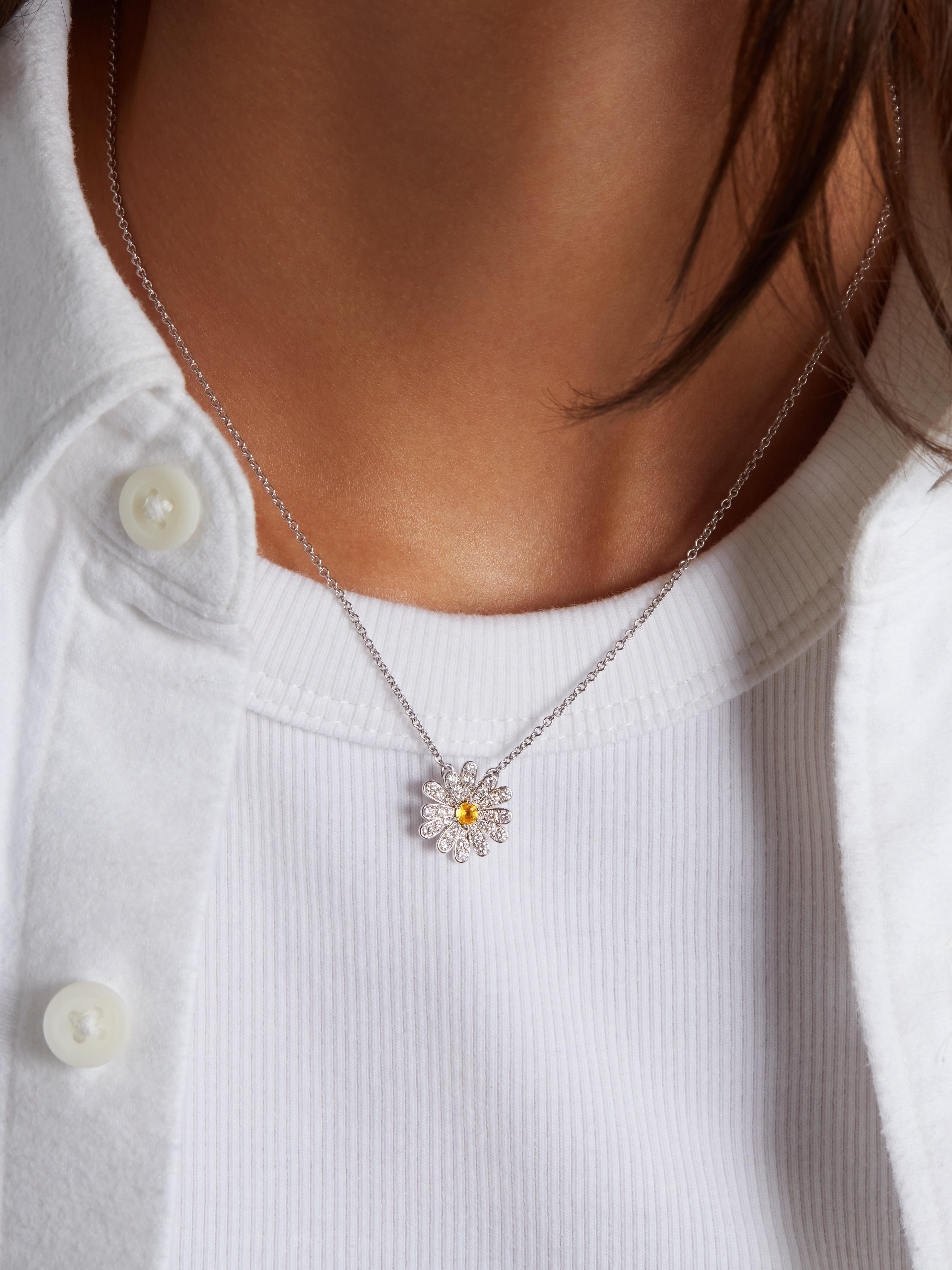 18 Karat Weißgold Halskette, Diamanten, Saphir, Blumenkollektion (Brillantschliff) im Angebot