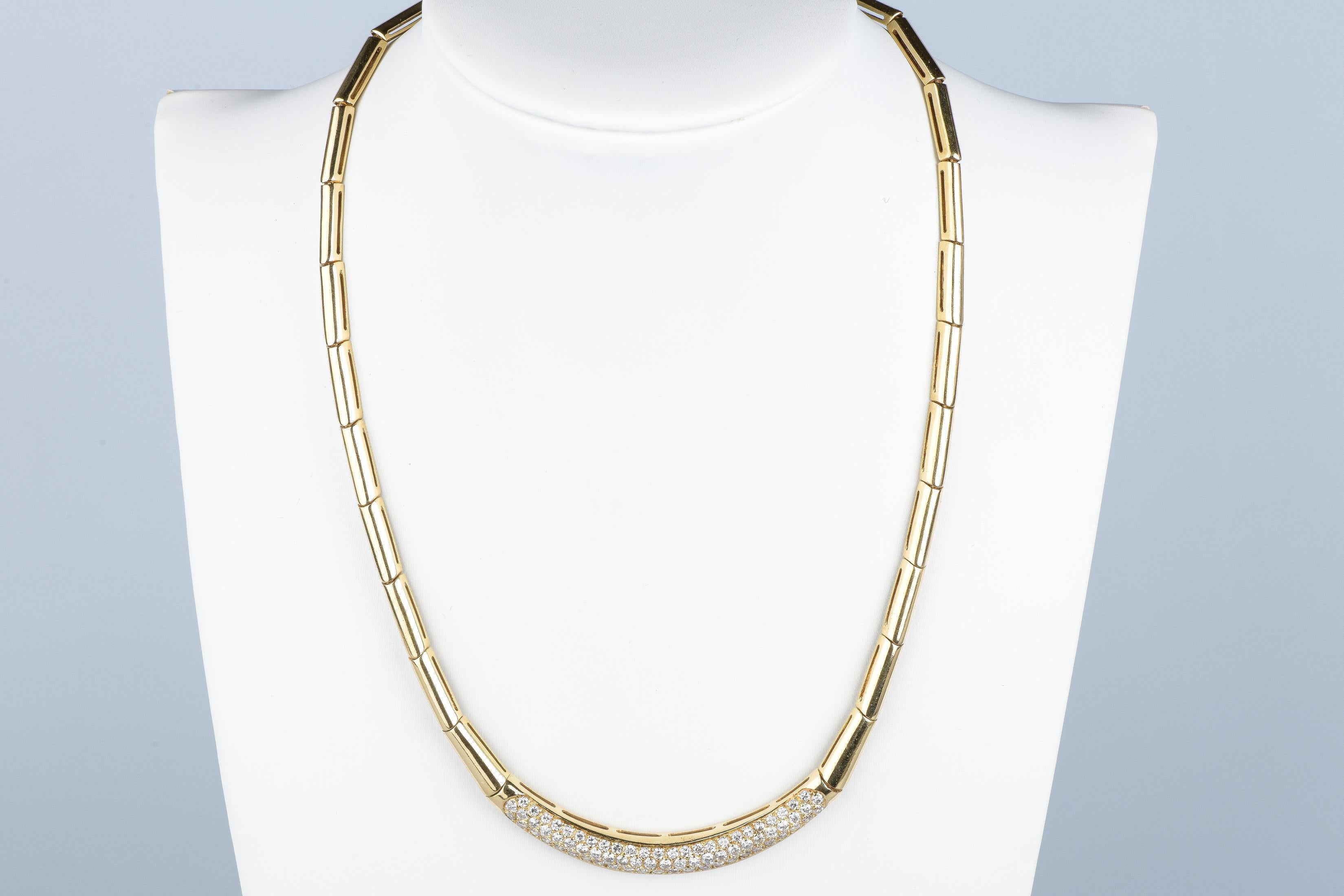 Collier en or jaune 18 cts orné de 25 diamants de 0,05 cts chacun au centre et de 48 diamants de 0,03 cts des côtés. Ce qui fait 2,69 cts au total.

Poids : 34,20 grammes

Qualité du diamant
Couleur : H
Clarté : VS1

Dimensions : 42 cm x 0,5