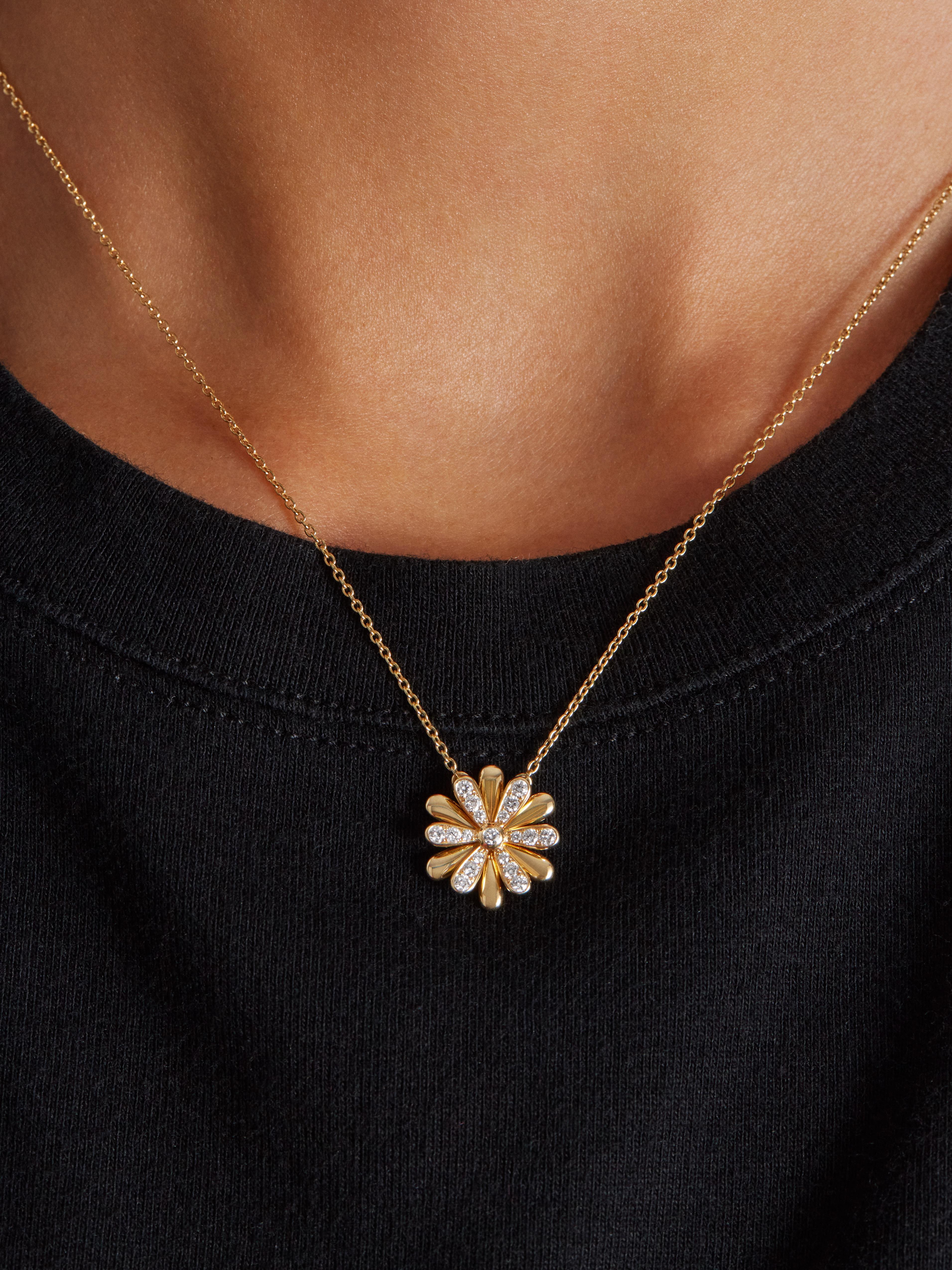 The Flower Poiray collection reflects the elegance and purity of the jeweler's expertise with a diamond-paved version set with a yellow sapphire as well as two semi-paved versions in yellow or white gold.

Gold weight : 5g
Diamonds : 0.28 ct
Chain